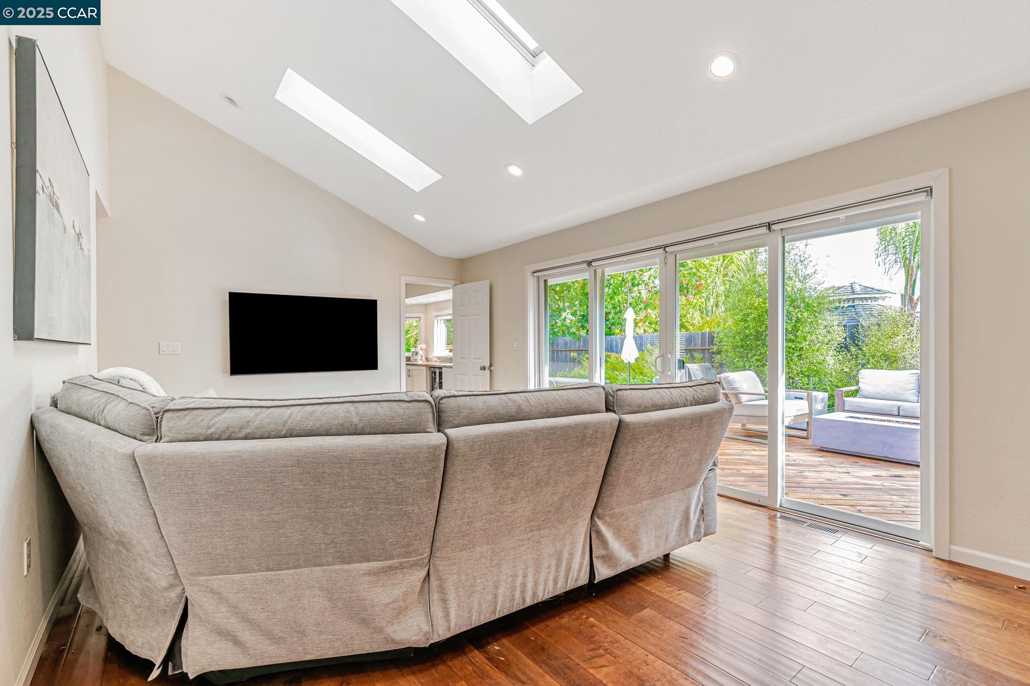 Detail Gallery Image 12 of 39 For 4871 Thiessen Ct, Concord,  CA 94521 - 3 Beds | 2 Baths