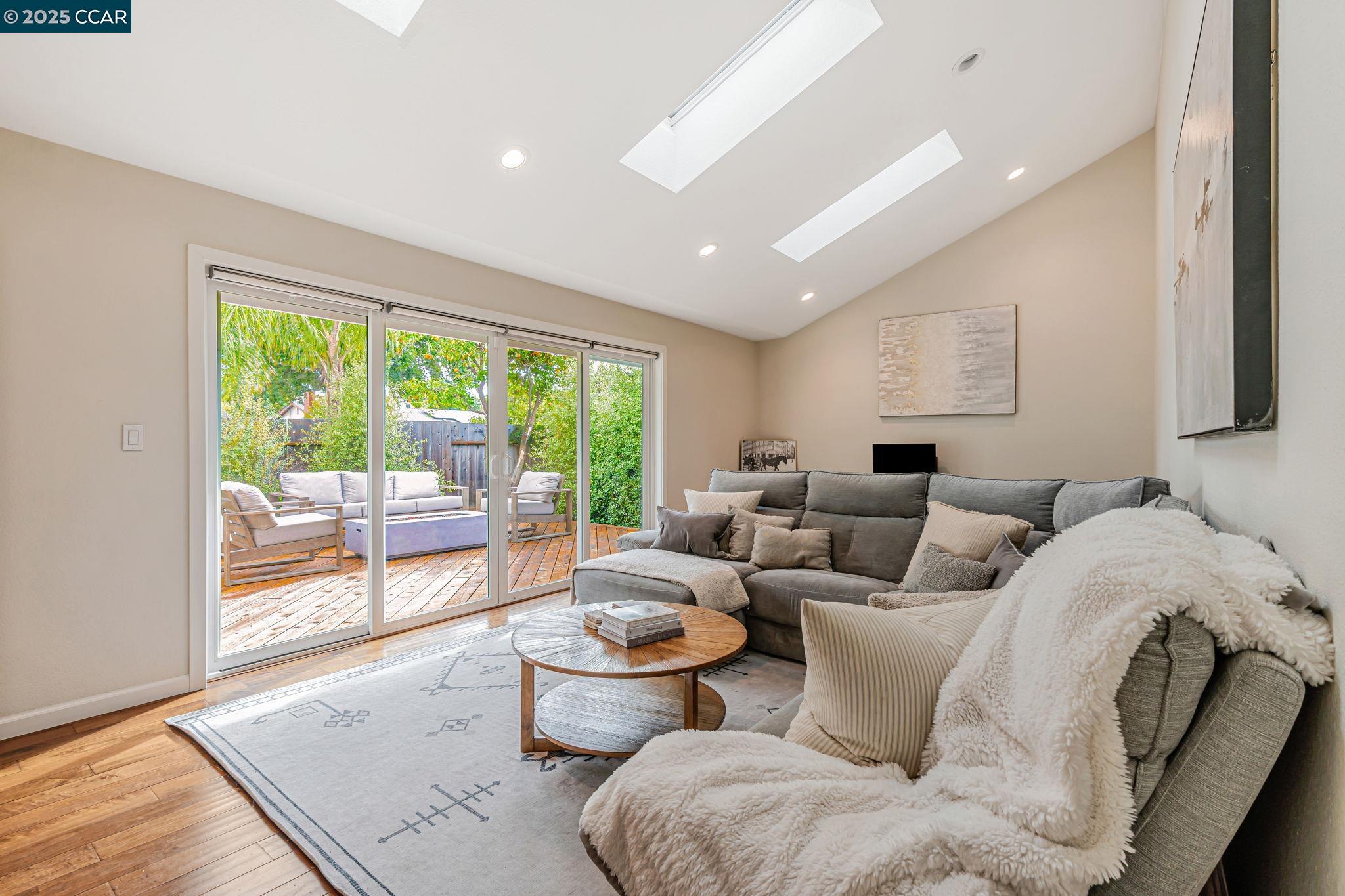 Detail Gallery Image 9 of 39 For 4871 Thiessen Ct, Concord,  CA 94521 - 3 Beds | 2 Baths