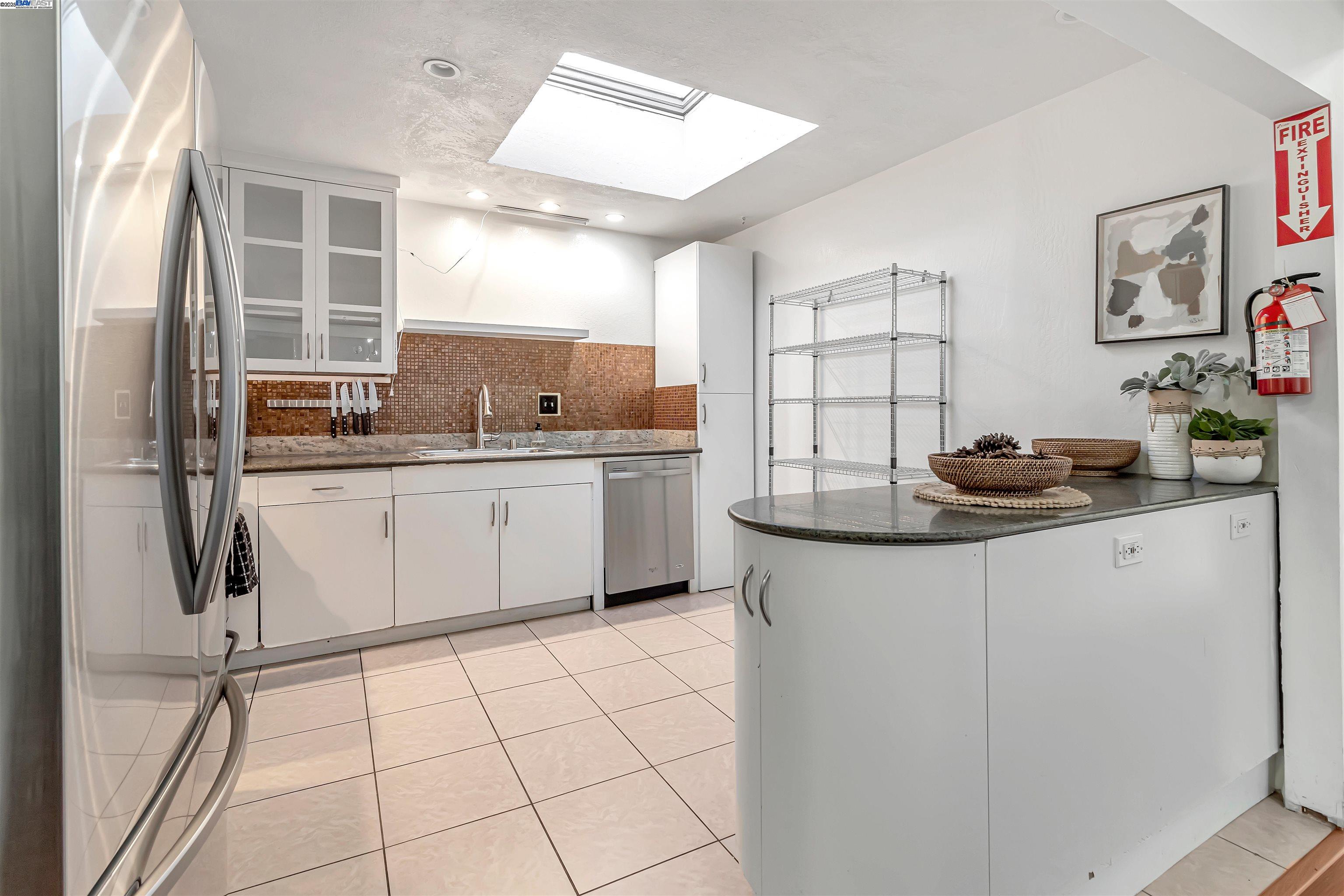 Detail Gallery Image 11 of 35 For 1416 12th St, Oakland,  CA 94607 - 5 Beds | 2 Baths
