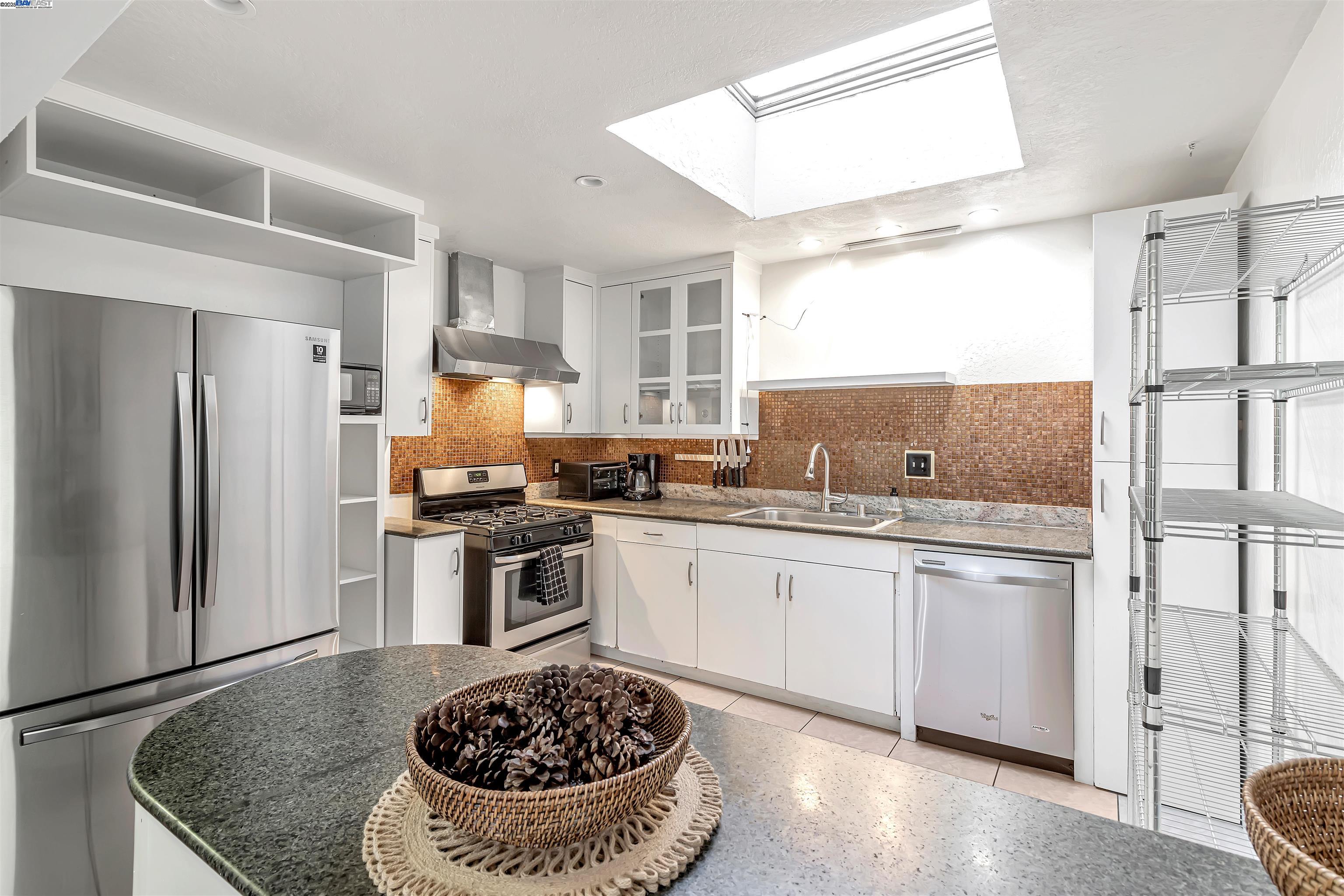 Detail Gallery Image 12 of 35 For 1416 12th St, Oakland,  CA 94607 - 5 Beds | 2 Baths