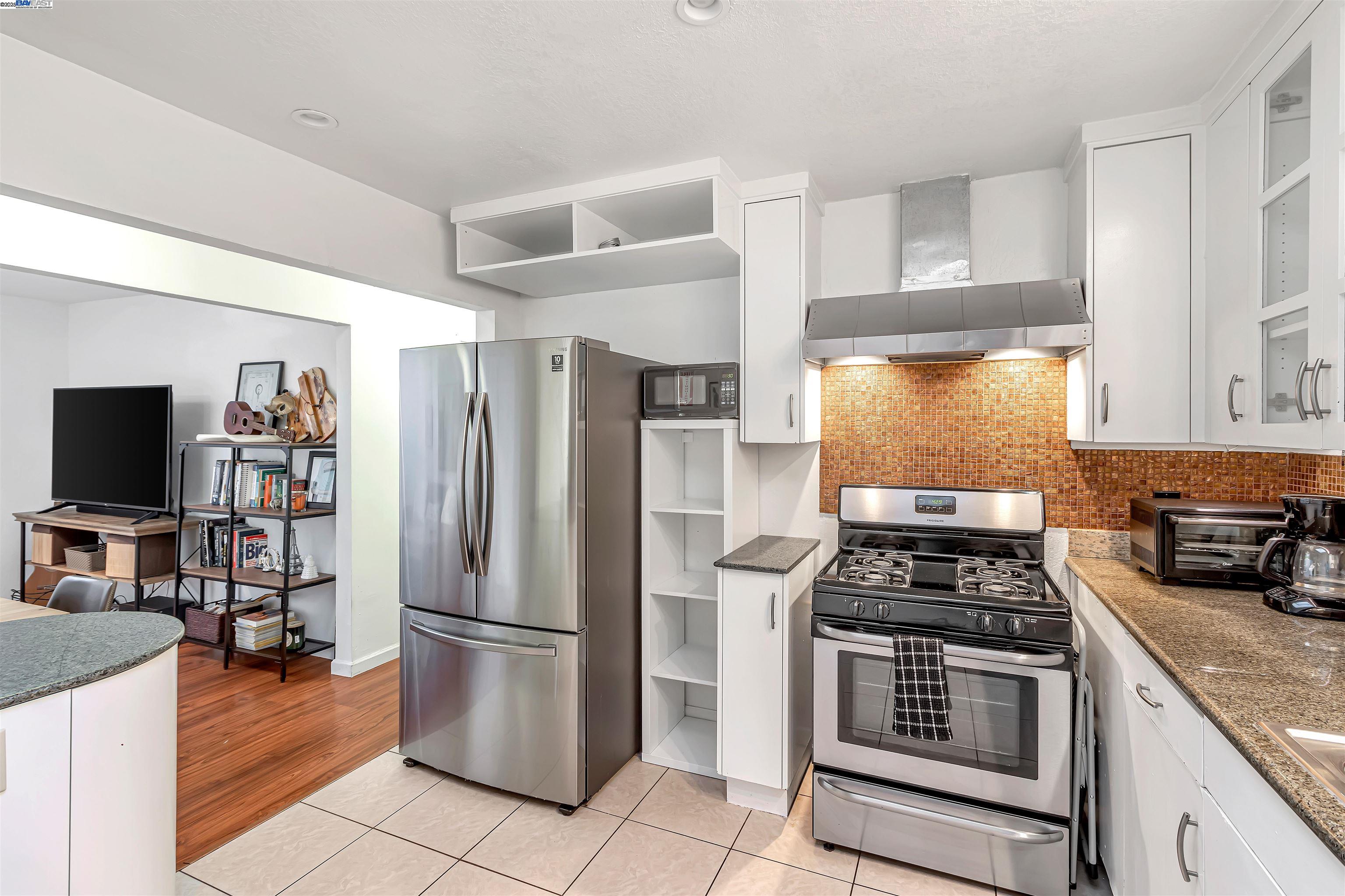 Detail Gallery Image 13 of 35 For 1416 12th St, Oakland,  CA 94607 - 5 Beds | 2 Baths