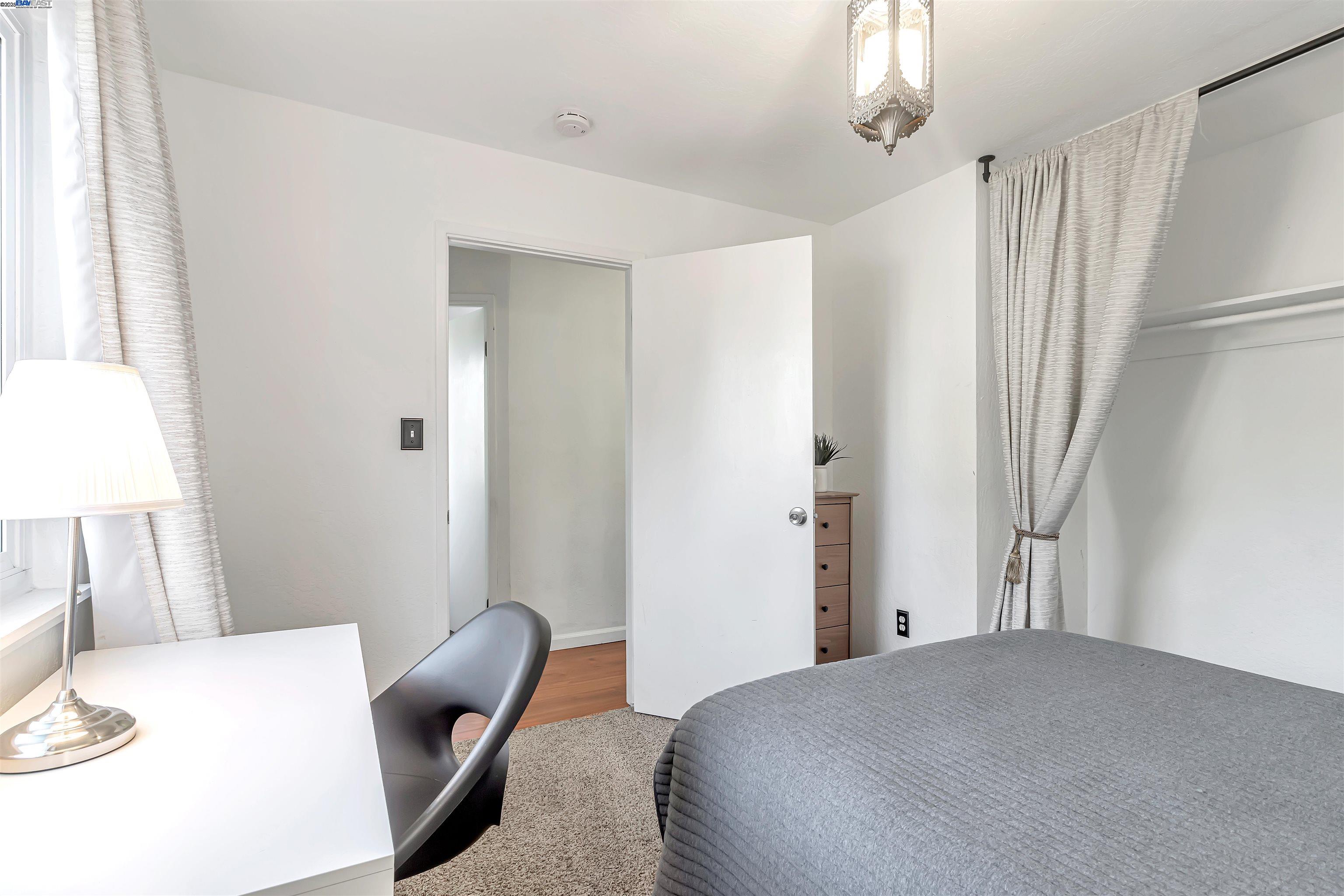 Detail Gallery Image 16 of 35 For 1416 12th St, Oakland,  CA 94607 - 5 Beds | 2 Baths