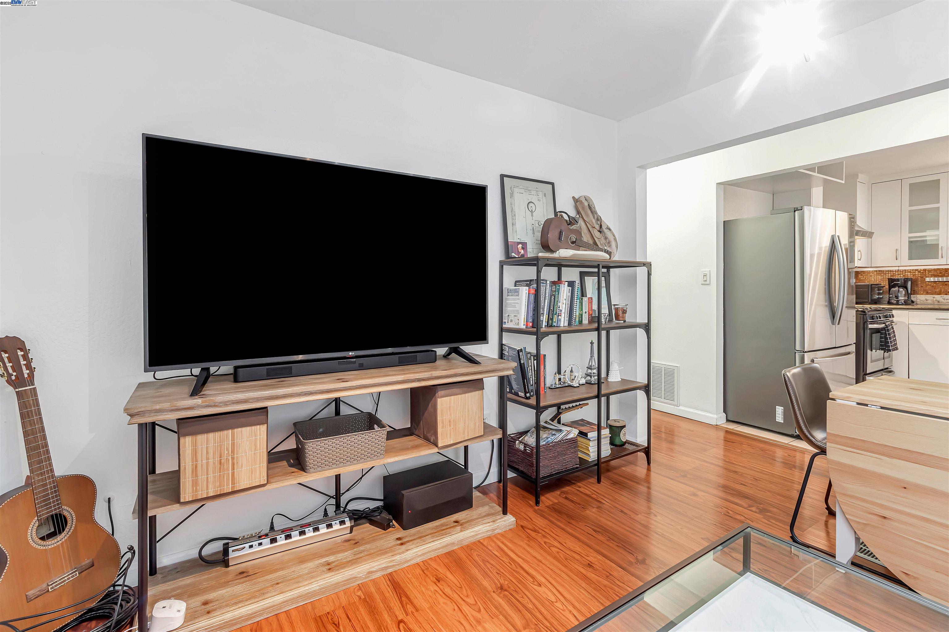 Detail Gallery Image 10 of 35 For 1416 12th St, Oakland,  CA 94607 - 5 Beds | 2 Baths