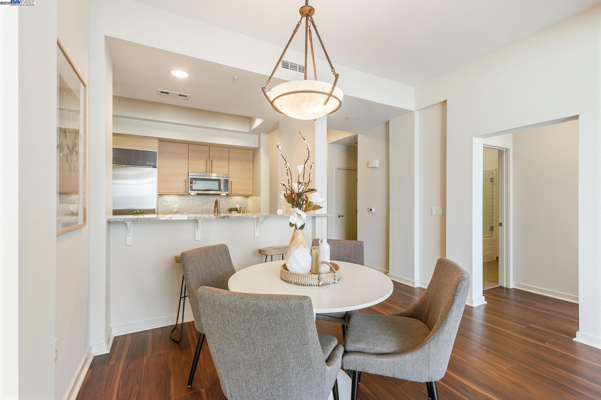 Detail Gallery Image 8 of 28 For 1655 N California Blvd #422,  Walnut Creek,  CA 94596 - 2 Beds | 2 Baths