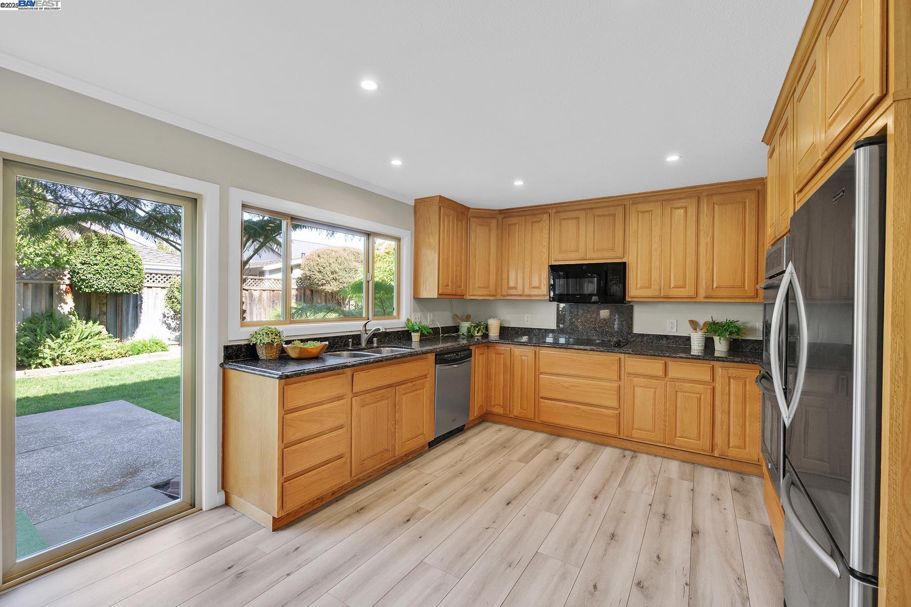 Detail Gallery Image 11 of 53 For 35220 Cornwall Pl, Newark,  CA 94560 - 4 Beds | 2/1 Baths
