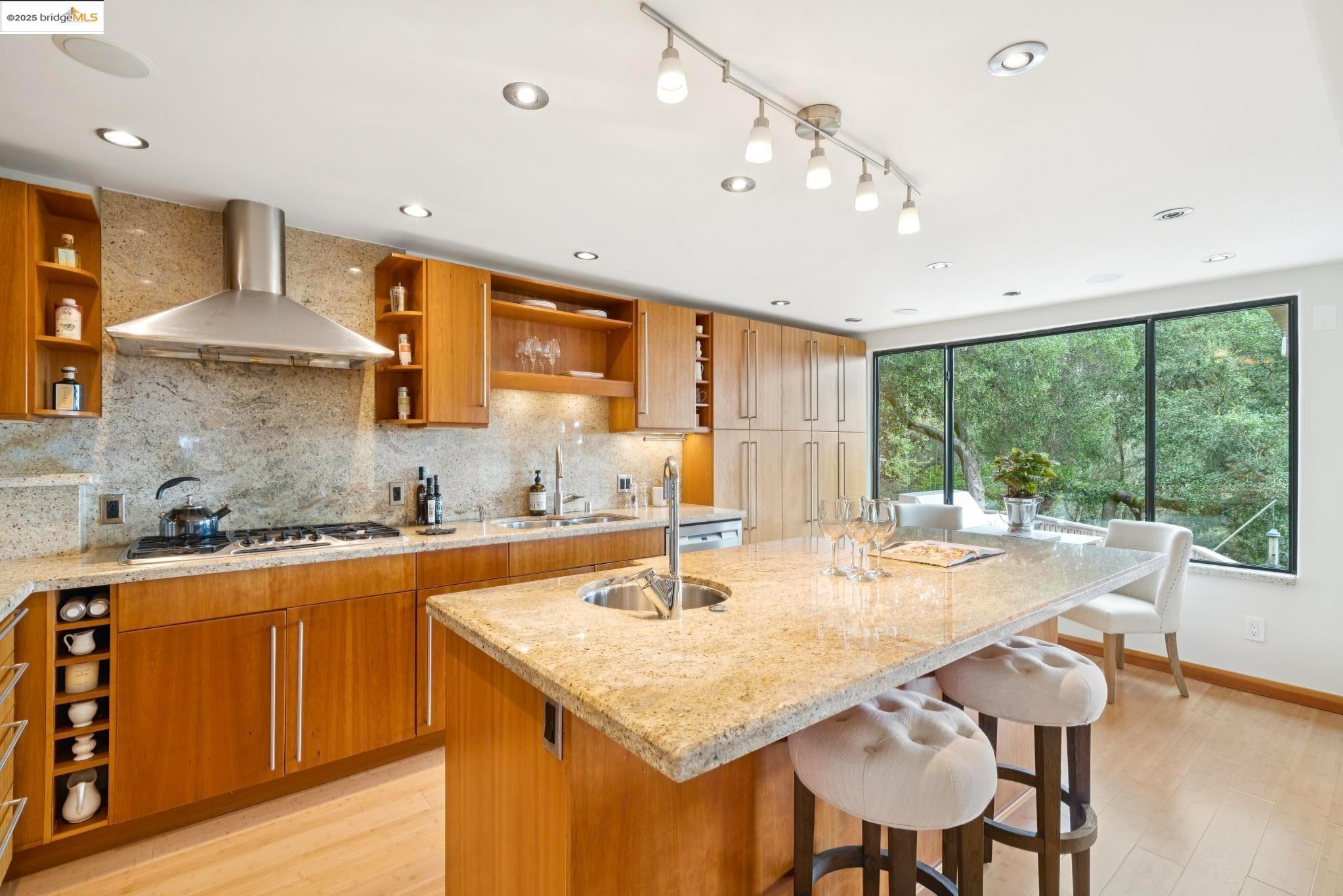 Detail Gallery Image 13 of 50 For 6258 Crown Ave, Oakland,  CA 94611 - 3 Beds | 3 Baths