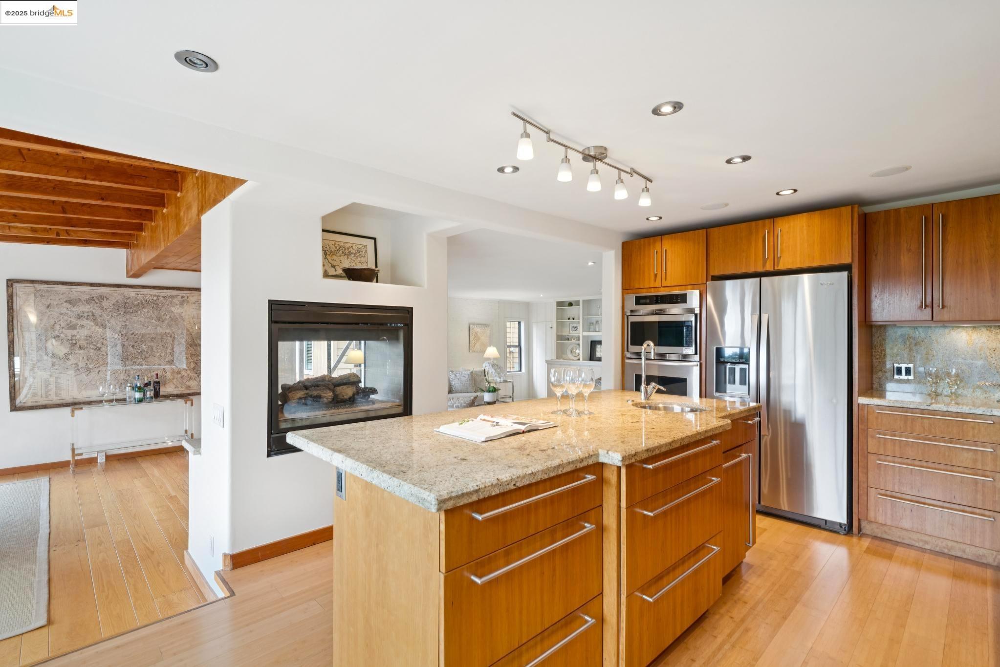Detail Gallery Image 14 of 50 For 6258 Crown Ave, Oakland,  CA 94611 - 3 Beds | 3 Baths