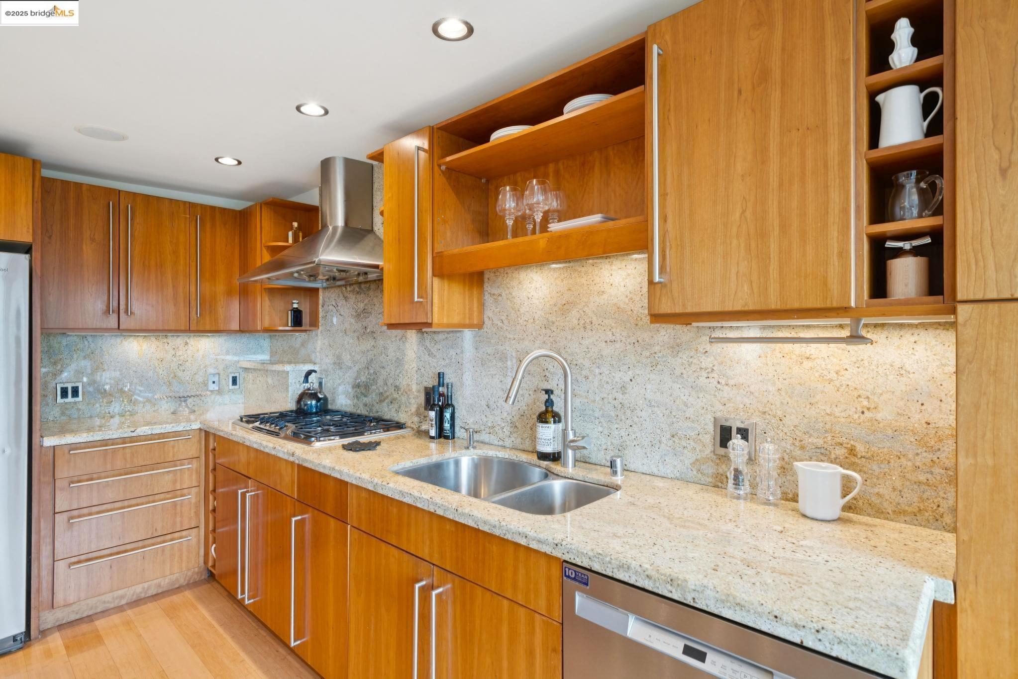Detail Gallery Image 15 of 50 For 6258 Crown Ave, Oakland,  CA 94611 - 3 Beds | 3 Baths