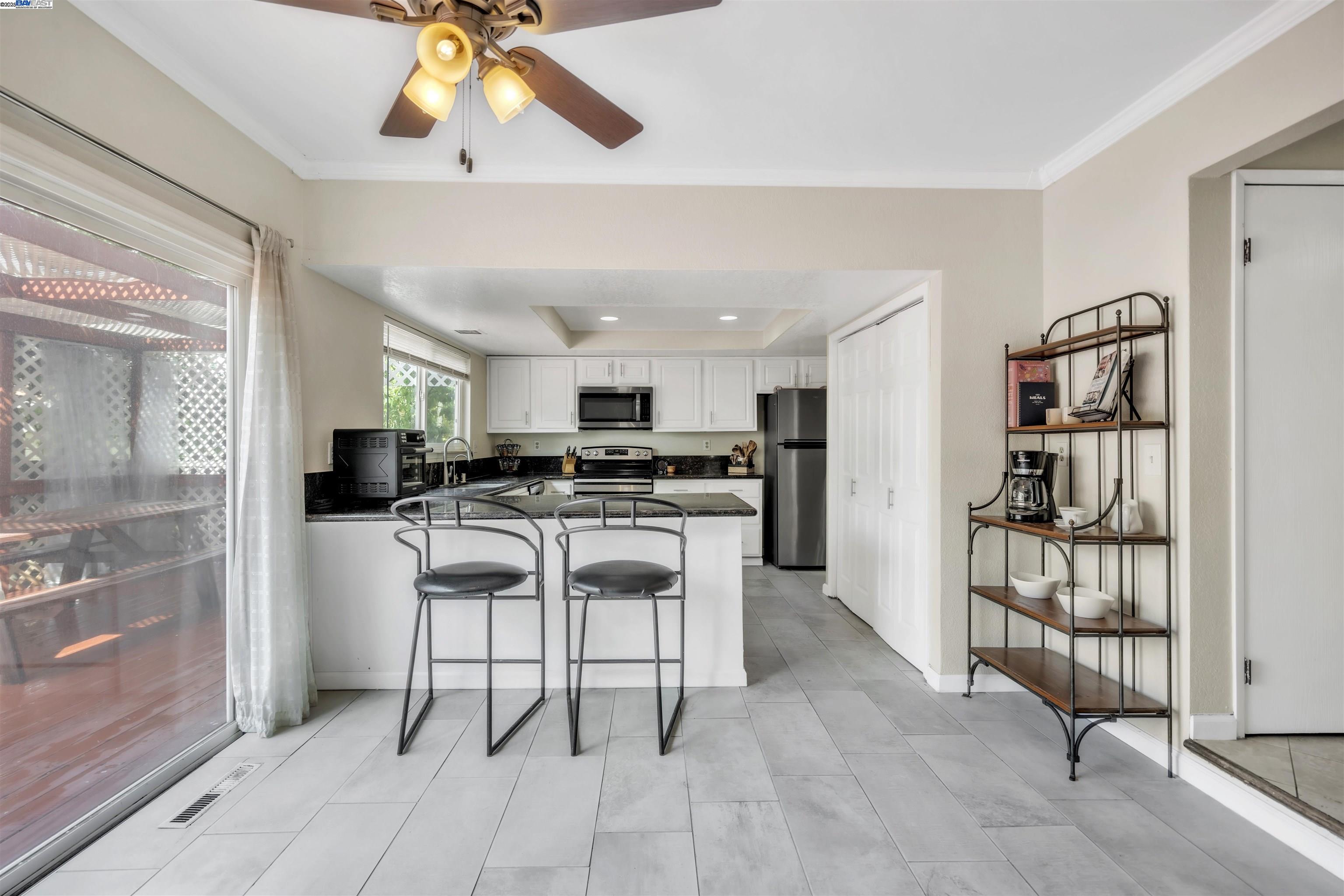 Detail Gallery Image 11 of 46 For 2380 Cabrillo Dr, Hayward,  CA 94545 - 4 Beds | 2/1 Baths