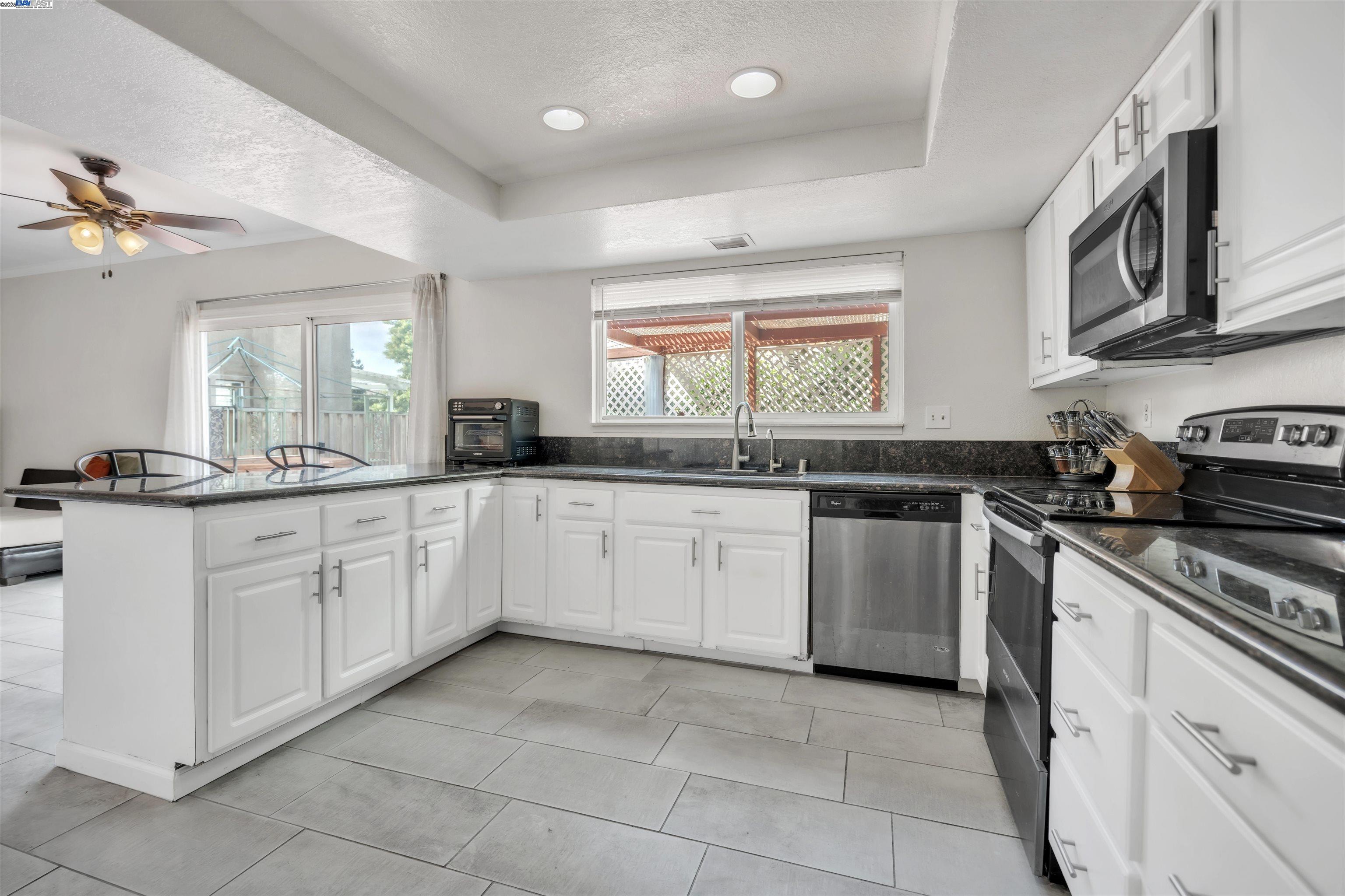 Detail Gallery Image 8 of 46 For 2380 Cabrillo Dr, Hayward,  CA 94545 - 4 Beds | 2/1 Baths