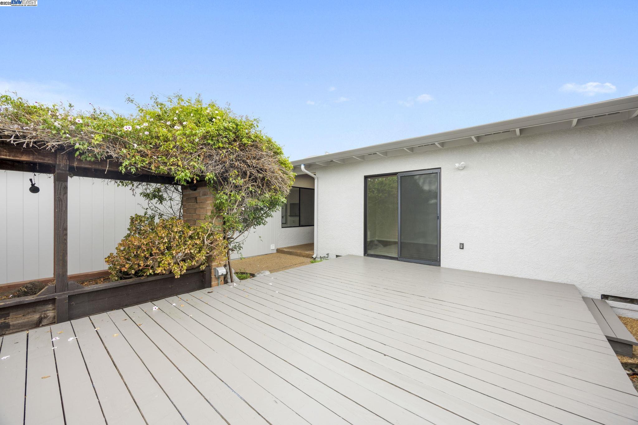 Detail Gallery Image 2 of 31 For 24626 Willimet Way, Hayward,  CA 94544 - 3 Beds | 2 Baths