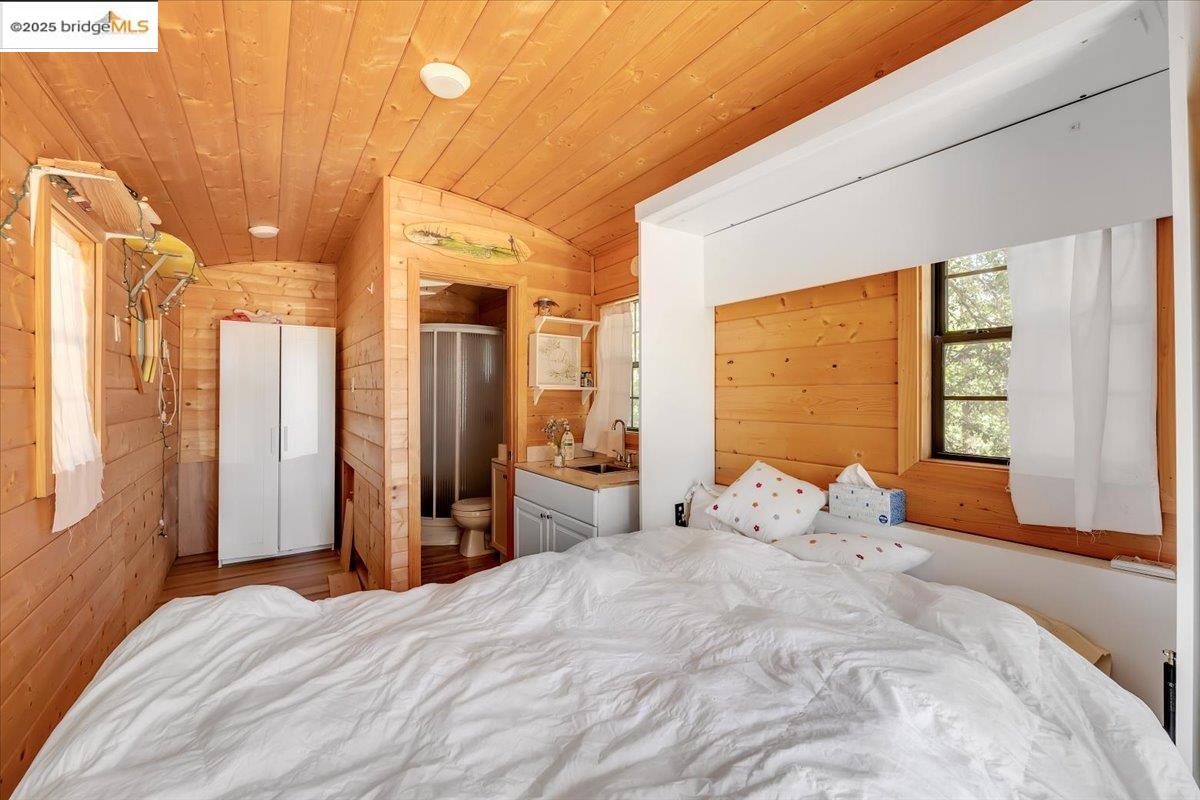 Detail Gallery Image 4 of 44 For 9935 Jackass Creek Rd, Groveland,  CA 95321 - 1 Beds | 2 Baths