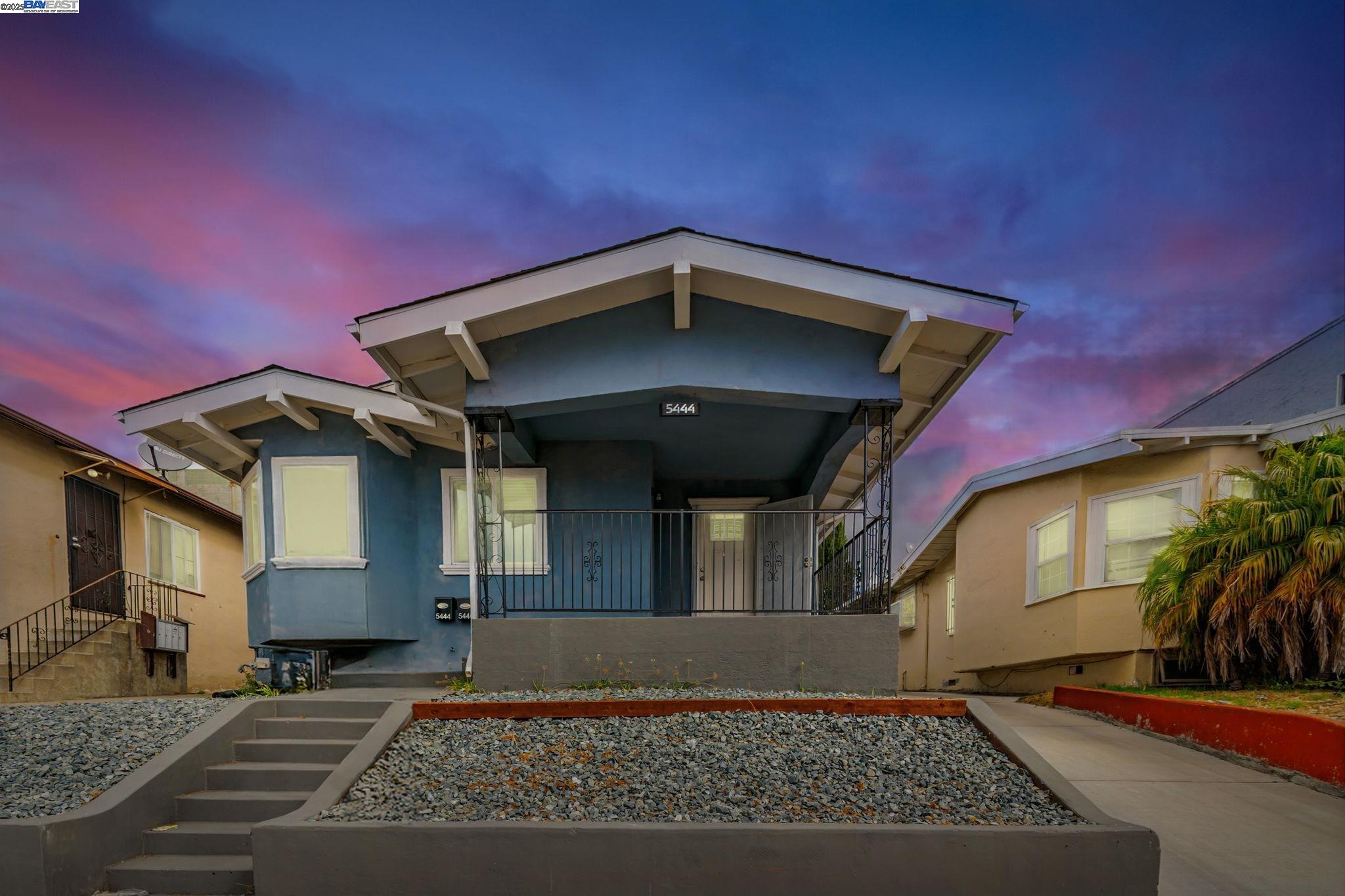 Detail Gallery Image 2 of 38 For 5444 Bancroft, Oakland,  CA 94601 - 4 Beds | 3 Baths