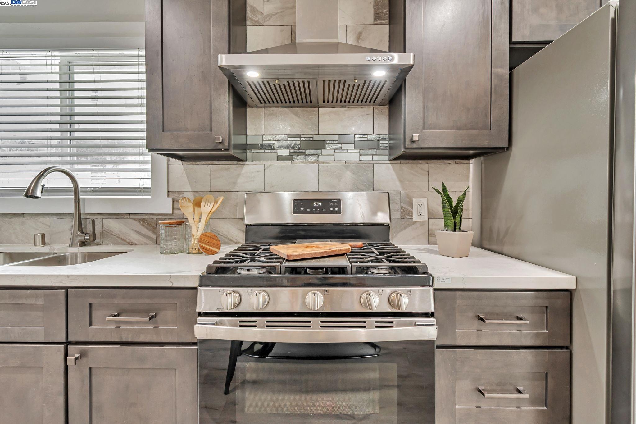 Detail Gallery Image 11 of 38 For 5444 Bancroft, Oakland,  CA 94601 - 4 Beds | 3 Baths