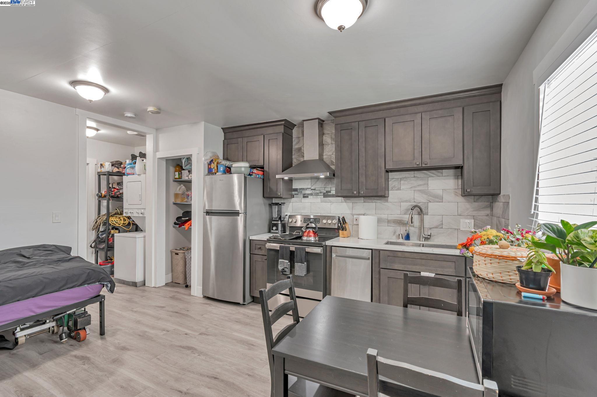 Detail Gallery Image 17 of 38 For 5444 Bancroft, Oakland,  CA 94601 - 4 Beds | 3 Baths