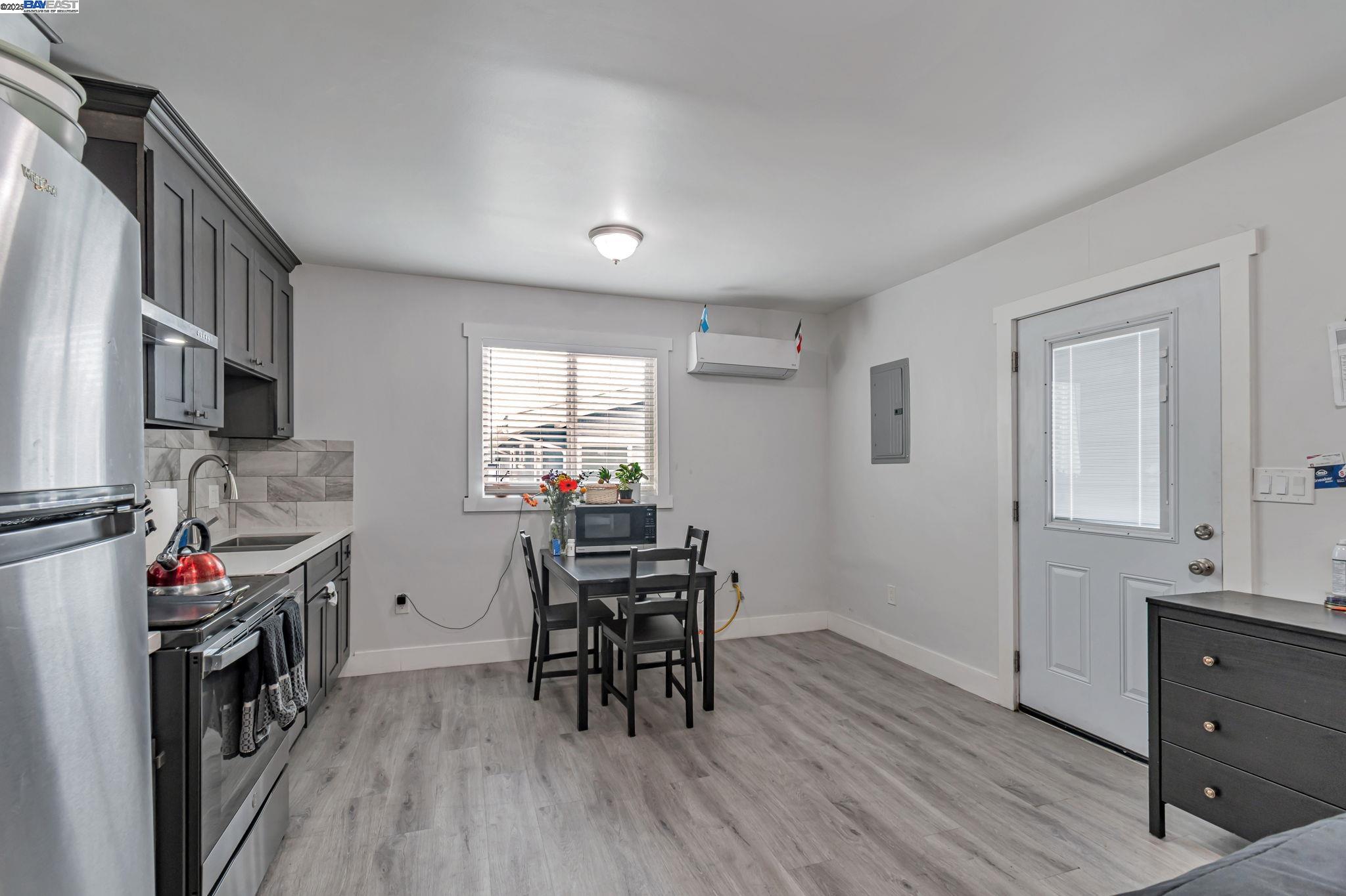 Detail Gallery Image 18 of 38 For 5444 Bancroft, Oakland,  CA 94601 - 4 Beds | 3 Baths