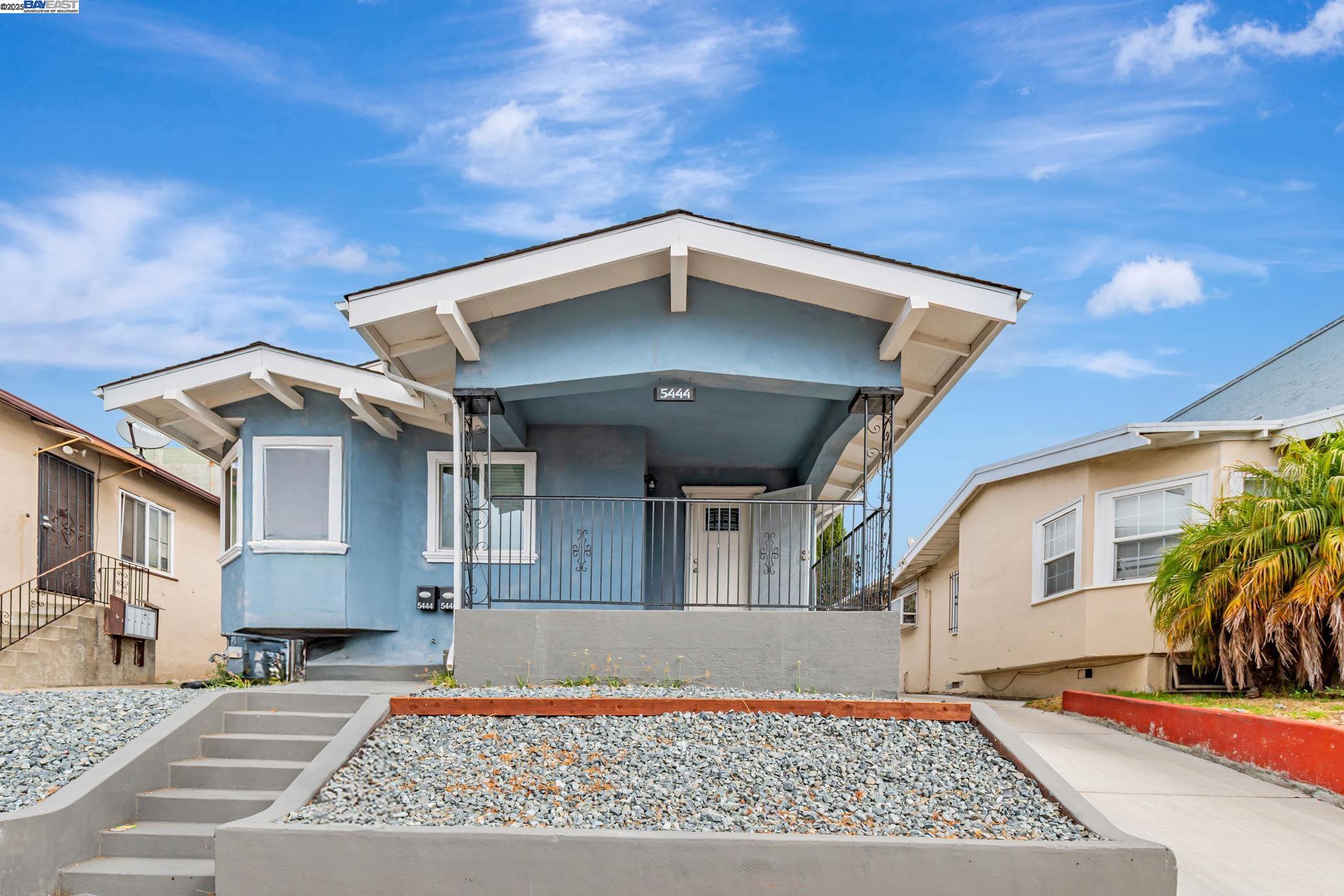 Detail Gallery Image 3 of 38 For 5444 Bancroft, Oakland,  CA 94601 - 4 Beds | 3 Baths