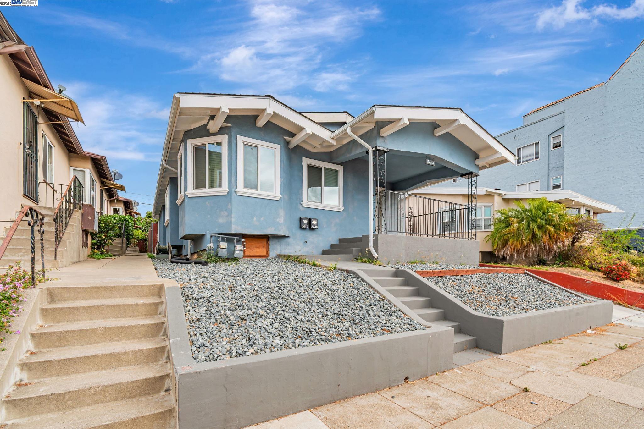 Detail Gallery Image 4 of 38 For 5444 Bancroft, Oakland,  CA 94601 - 4 Beds | 3 Baths