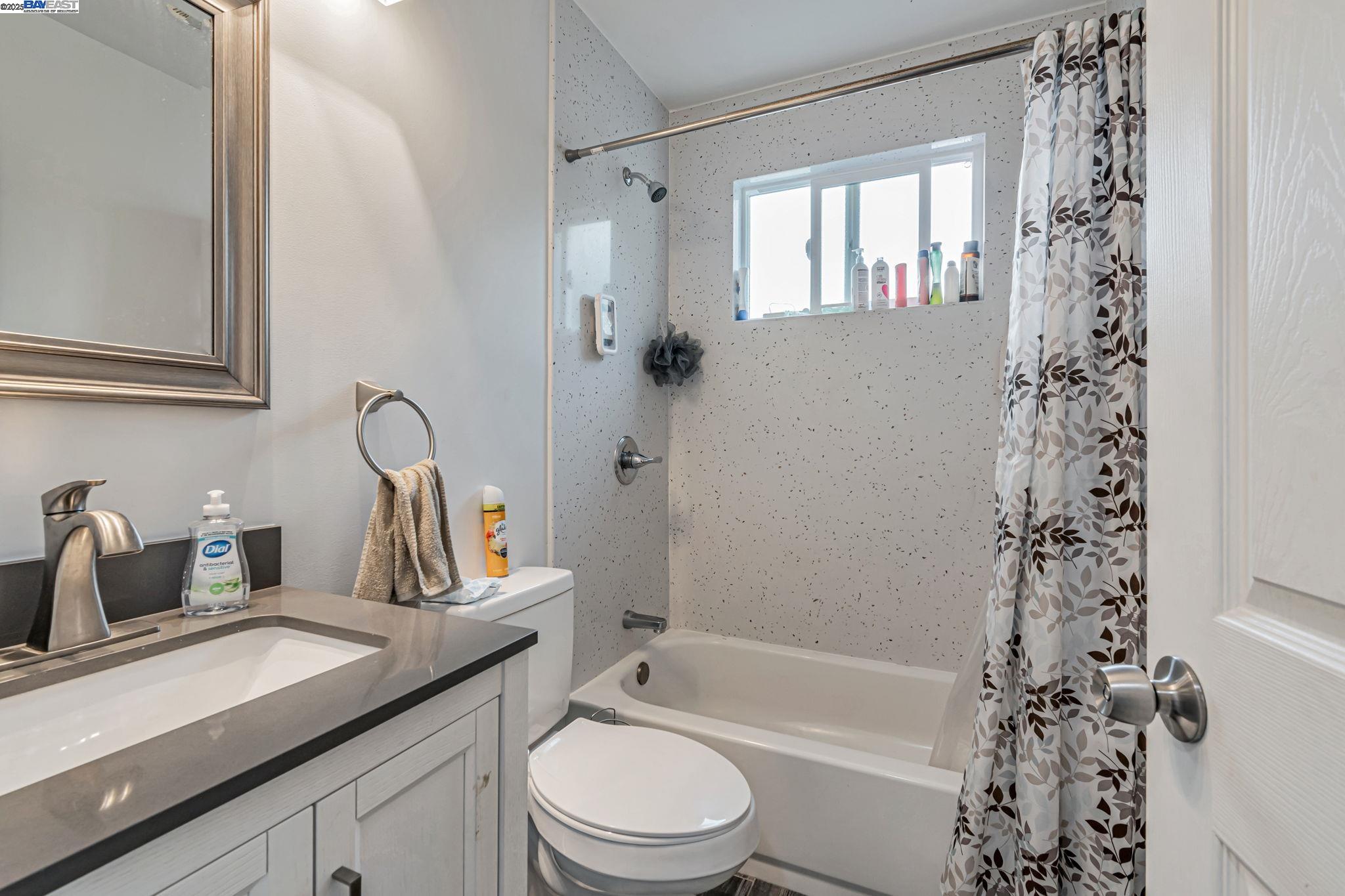 Detail Gallery Image 31 of 38 For 5444 Bancroft, Oakland,  CA 94601 - 4 Beds | 3 Baths