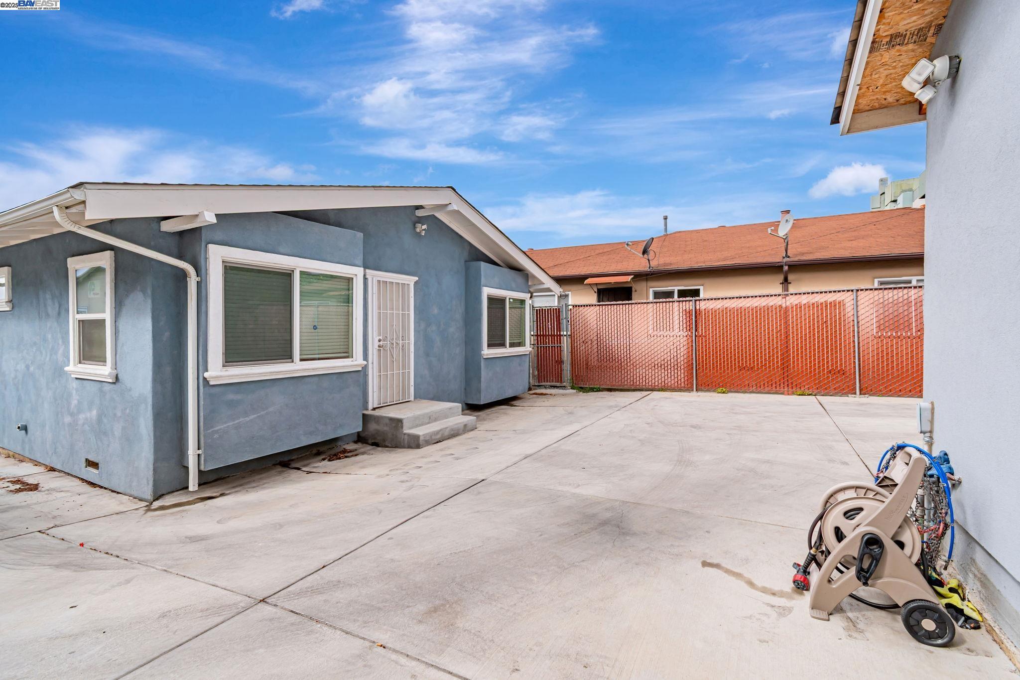 Detail Gallery Image 36 of 38 For 5444 Bancroft, Oakland,  CA 94601 - 4 Beds | 3 Baths