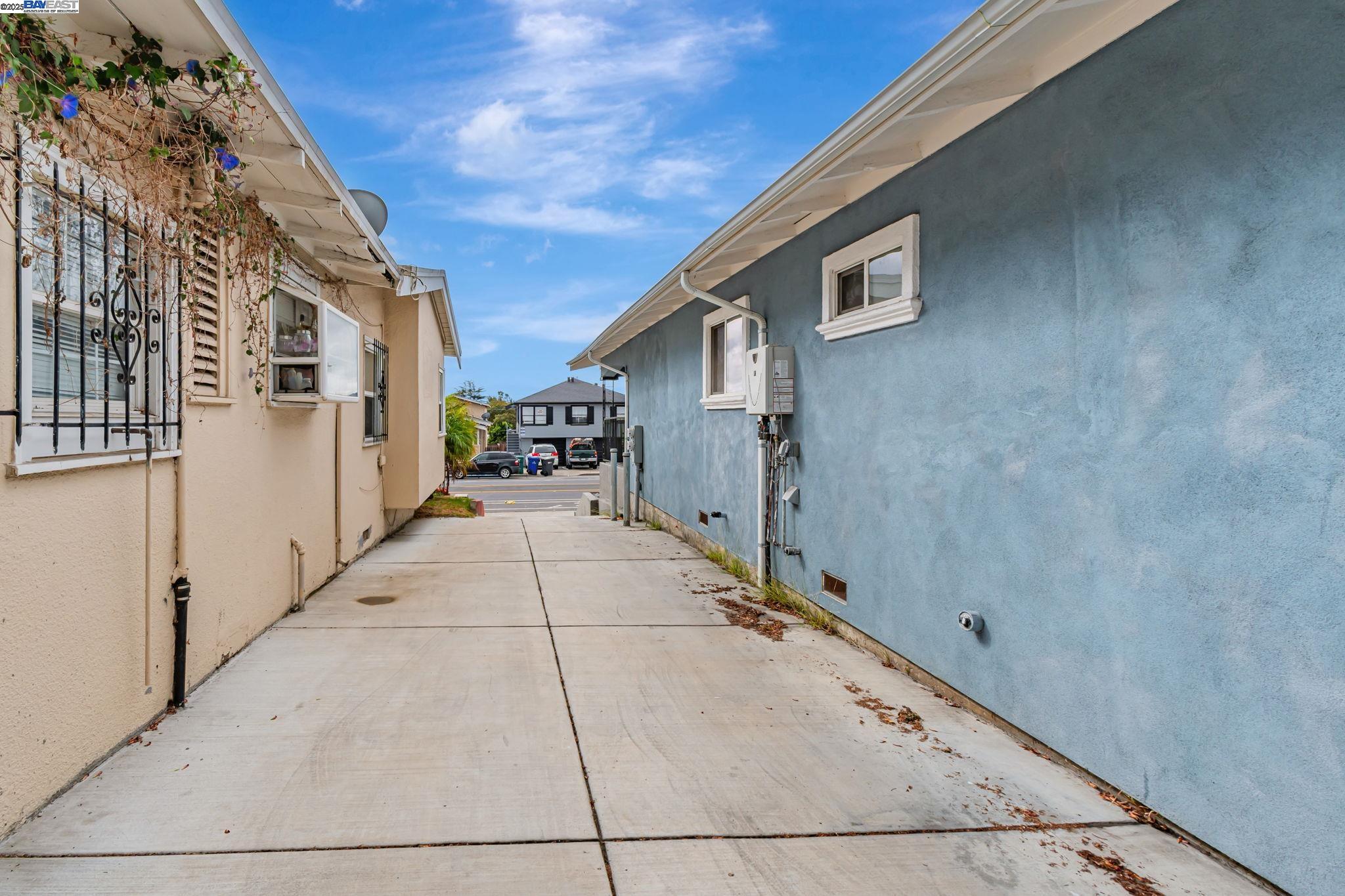 Detail Gallery Image 37 of 38 For 5444 Bancroft, Oakland,  CA 94601 - 4 Beds | 3 Baths