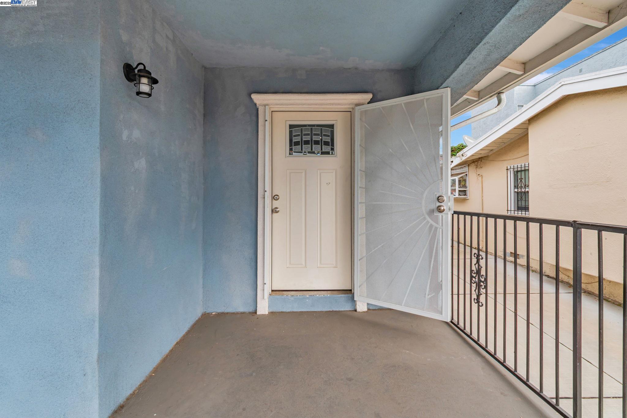 Detail Gallery Image 5 of 38 For 5444 Bancroft, Oakland,  CA 94601 - 4 Beds | 3 Baths