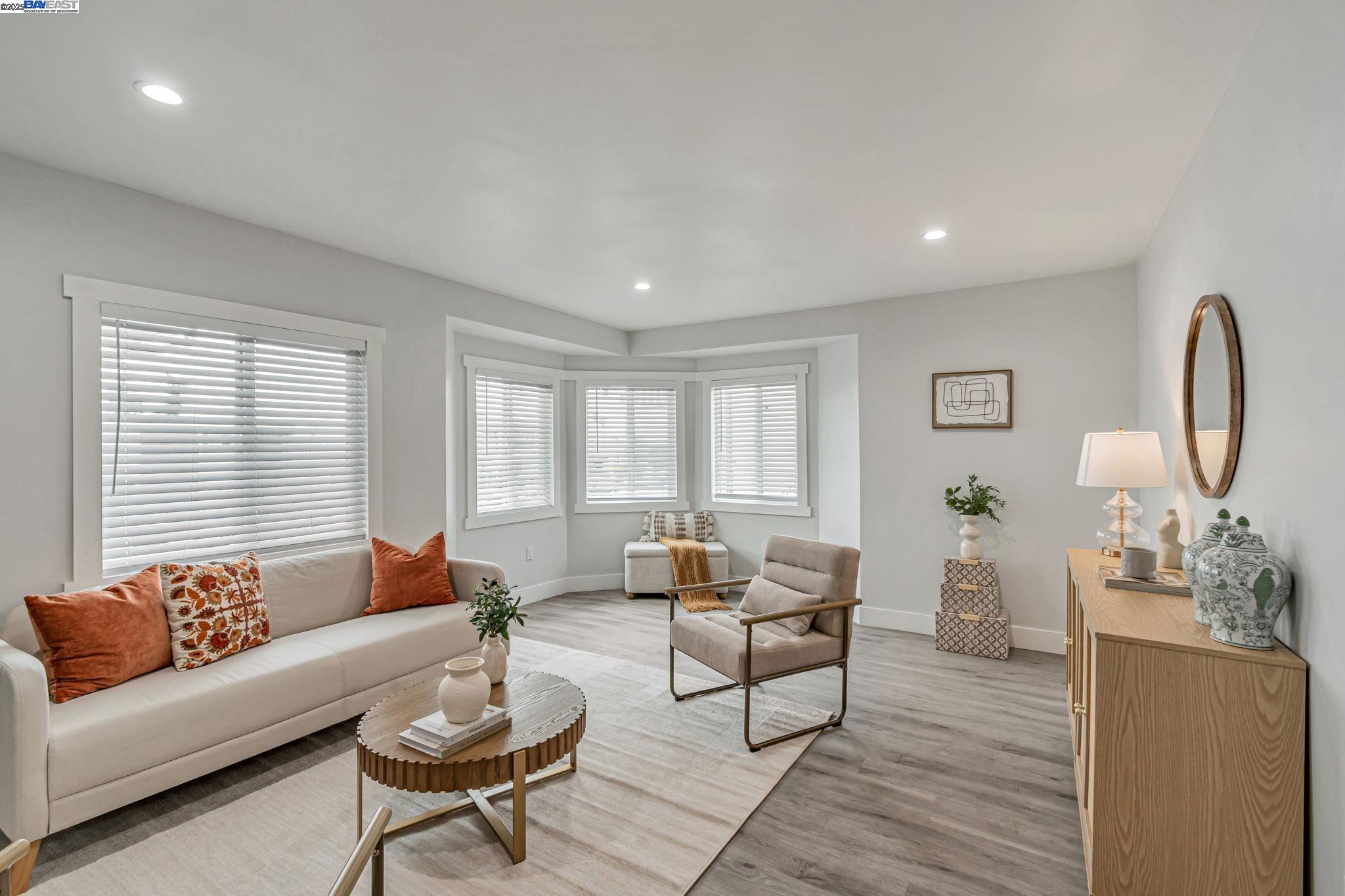 Detail Gallery Image 6 of 38 For 5444 Bancroft, Oakland,  CA 94601 - 4 Beds | 3 Baths