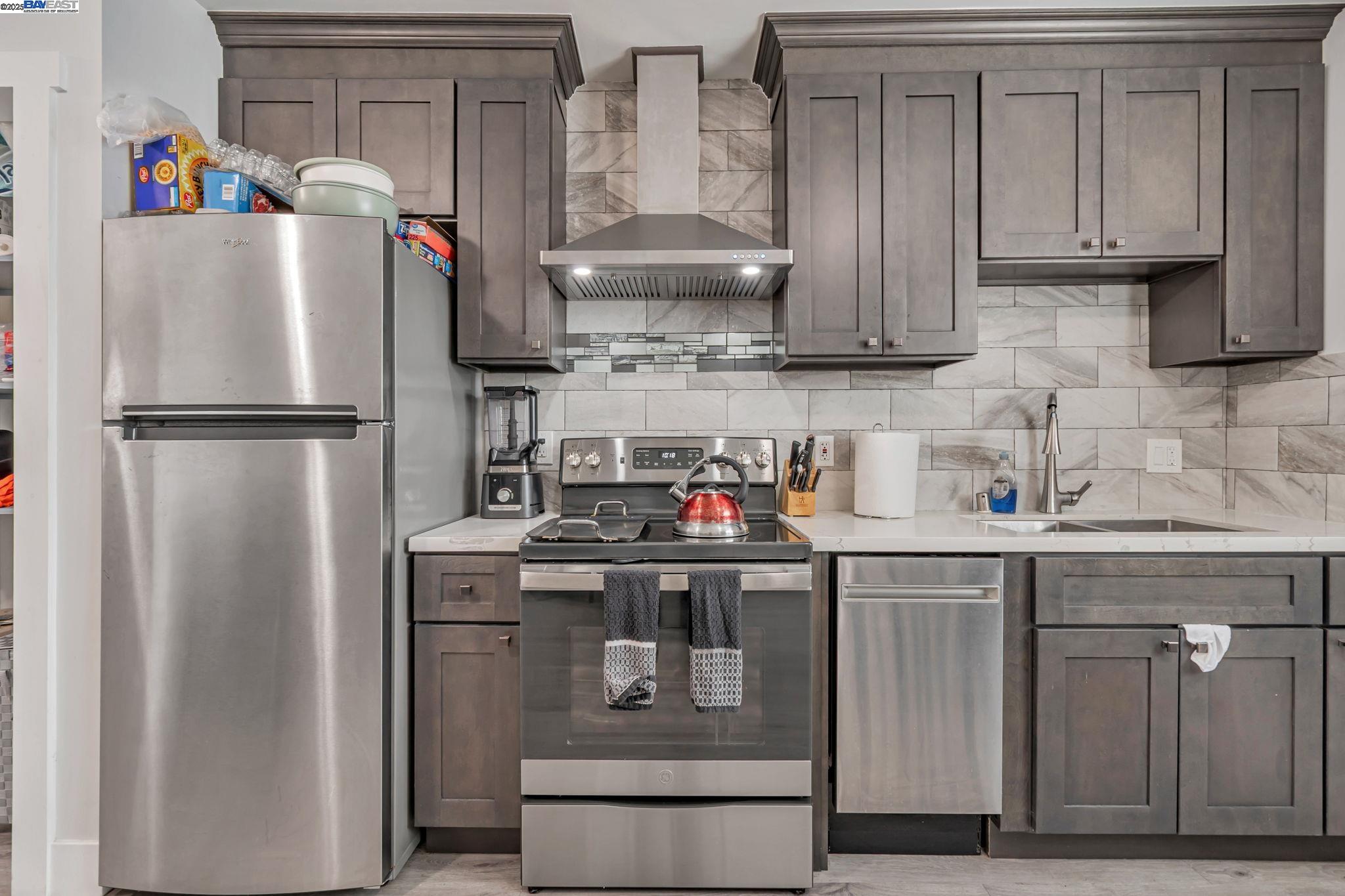 Detail Gallery Image 9 of 38 For 5444 Bancroft, Oakland,  CA 94601 - 4 Beds | 3 Baths