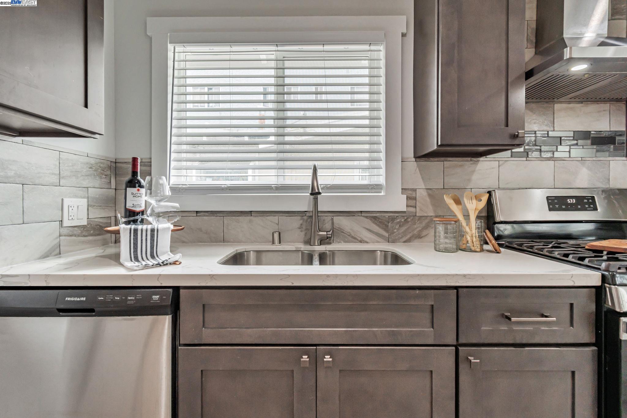 Detail Gallery Image 10 of 38 For 5444 Bancroft, Oakland,  CA 94601 - 4 Beds | 3 Baths