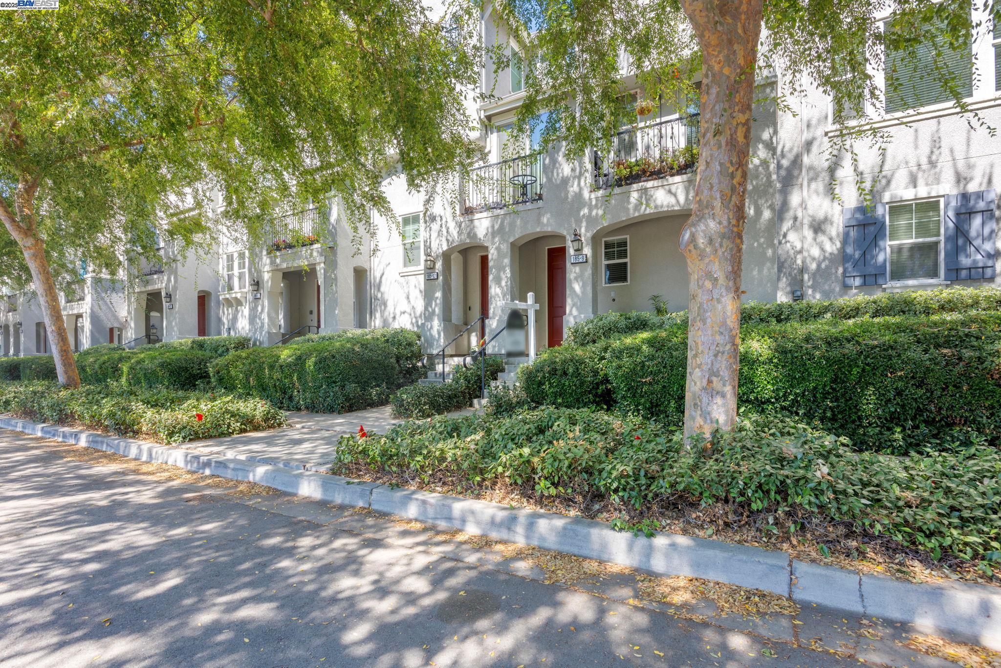 Detail Gallery Image 3 of 25 For 185 Heligan Ln #9,  Livermore,  CA 94551 - 2 Beds | 2 Baths