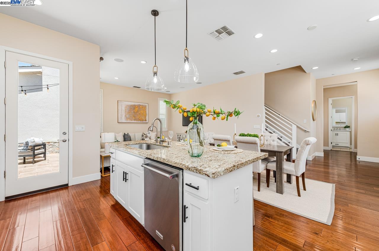 Detail Gallery Image 9 of 41 For 4069 Chalk Hill Way, Dublin,  CA 94568 - 3 Beds | 2/1 Baths
