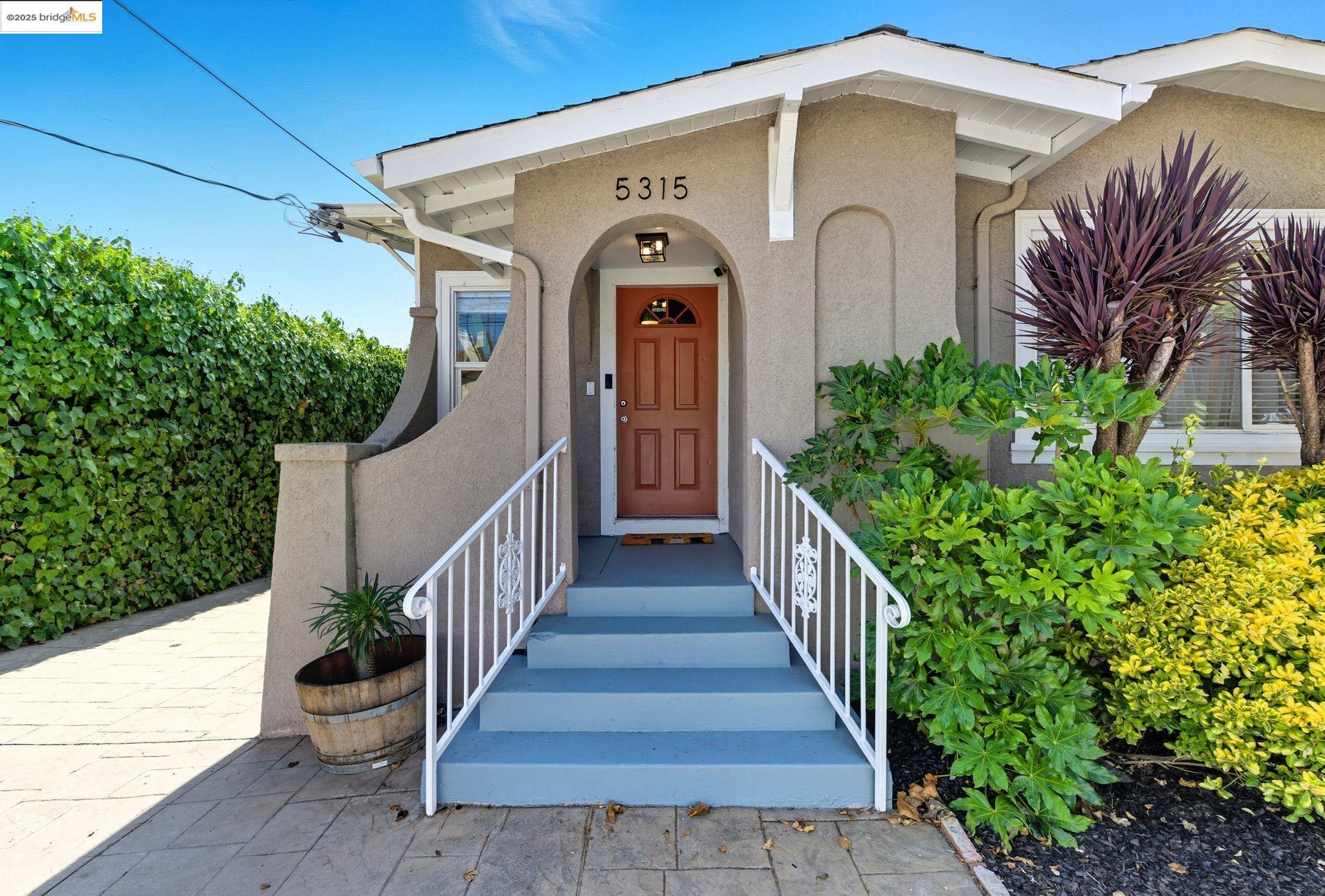 Detail Gallery Image 3 of 35 For 5315 Camden St, Oakland,  CA 94619 - 2 Beds | 1 Baths