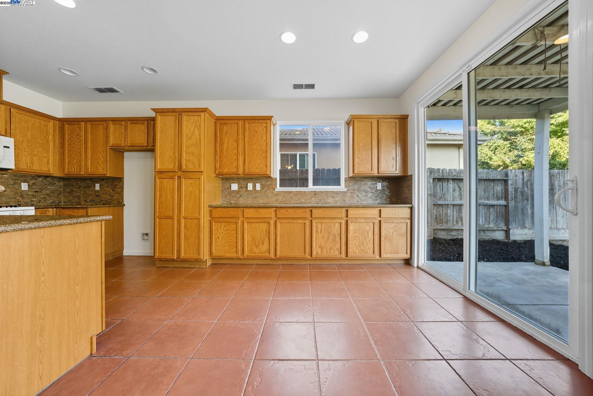 Detail Gallery Image 14 of 49 For 775 Sweetwood Ln, Patterson,  CA 95363 - 5 Beds | 3/1 Baths