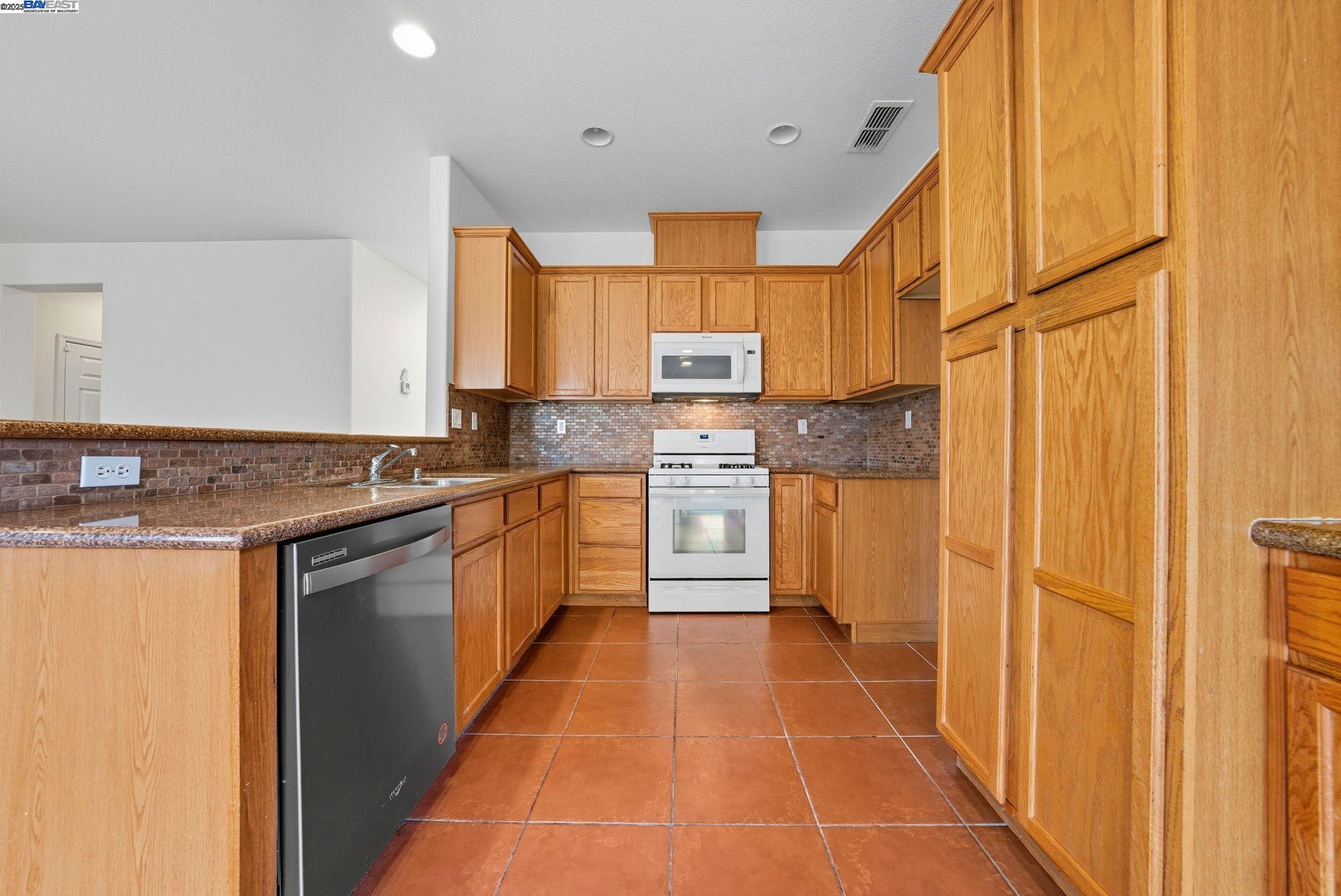 Detail Gallery Image 15 of 49 For 775 Sweetwood Ln, Patterson,  CA 95363 - 5 Beds | 3/1 Baths