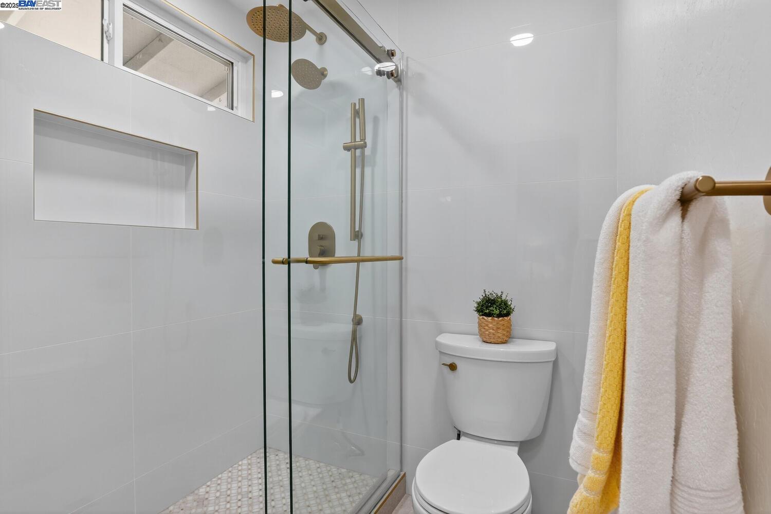 Detail Gallery Image 18 of 45 For 3274 Red Leaf Ct, Hayward,  CA 94542 - 5 Beds | 3 Baths