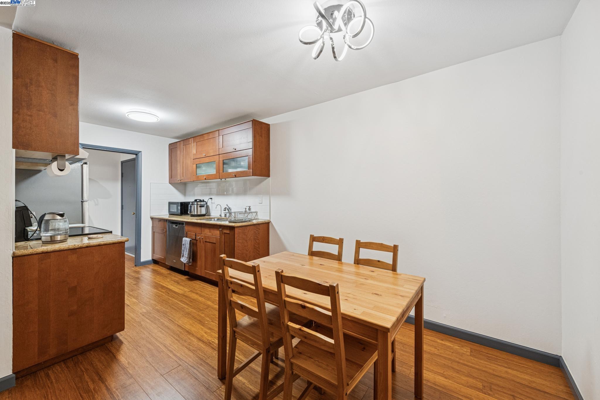 Detail Gallery Image 4 of 26 For 1321 Webster St #D116,  Alameda,  CA 94501 - 2 Beds | 2 Baths