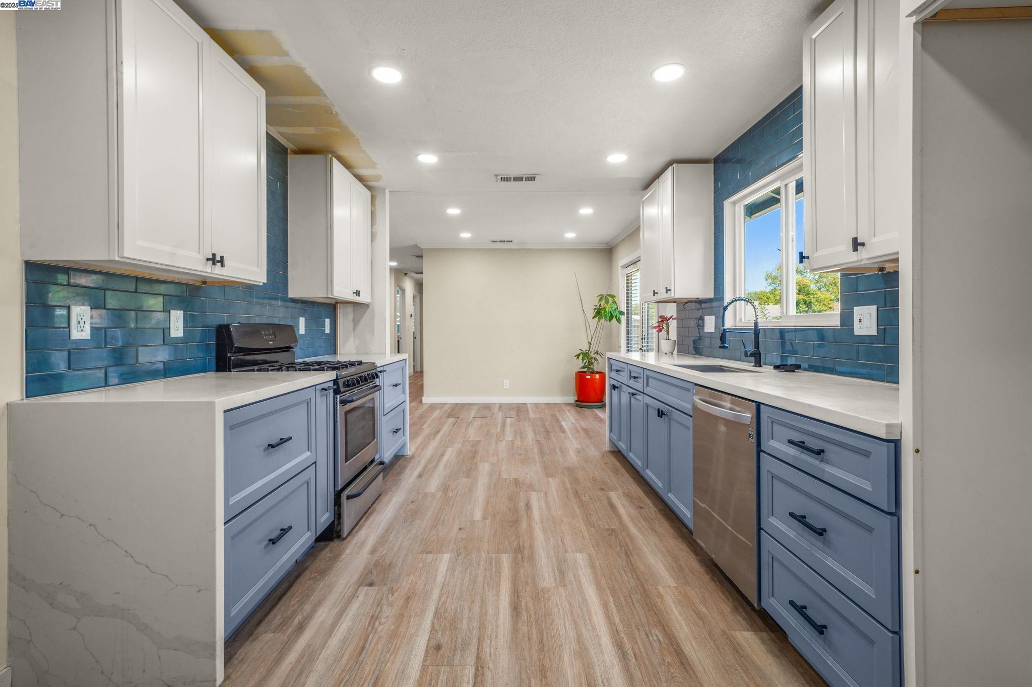 Detail Gallery Image 7 of 13 For 2203 Sherman Dr., Pleasant Hill,  CA 94523 - 3 Beds | 1 Baths