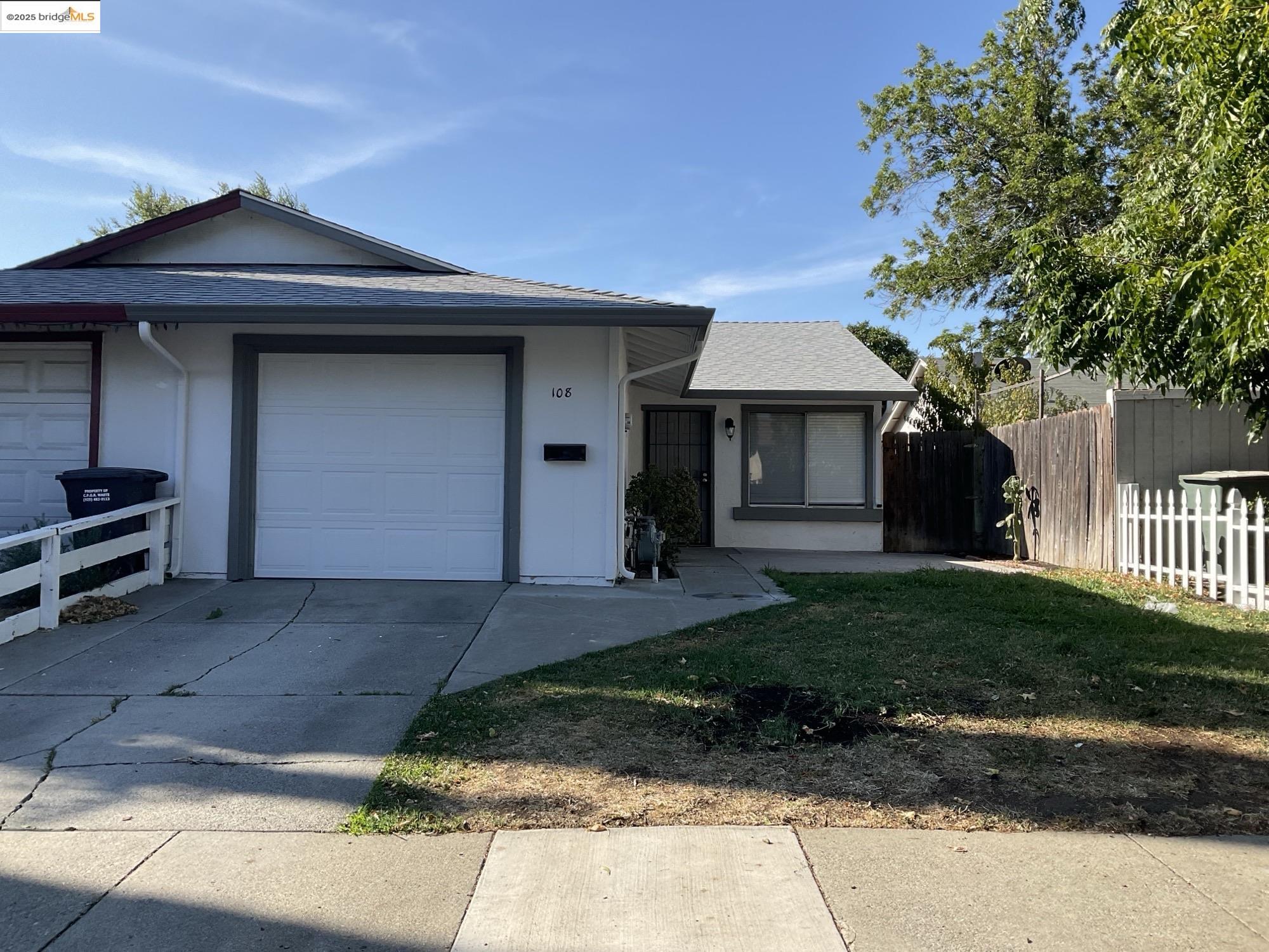 Detail Gallery Image 1 of 10 For 108 E Trident Drive, Pittsburg,  CA 94565 - 3 Beds | 1 Baths