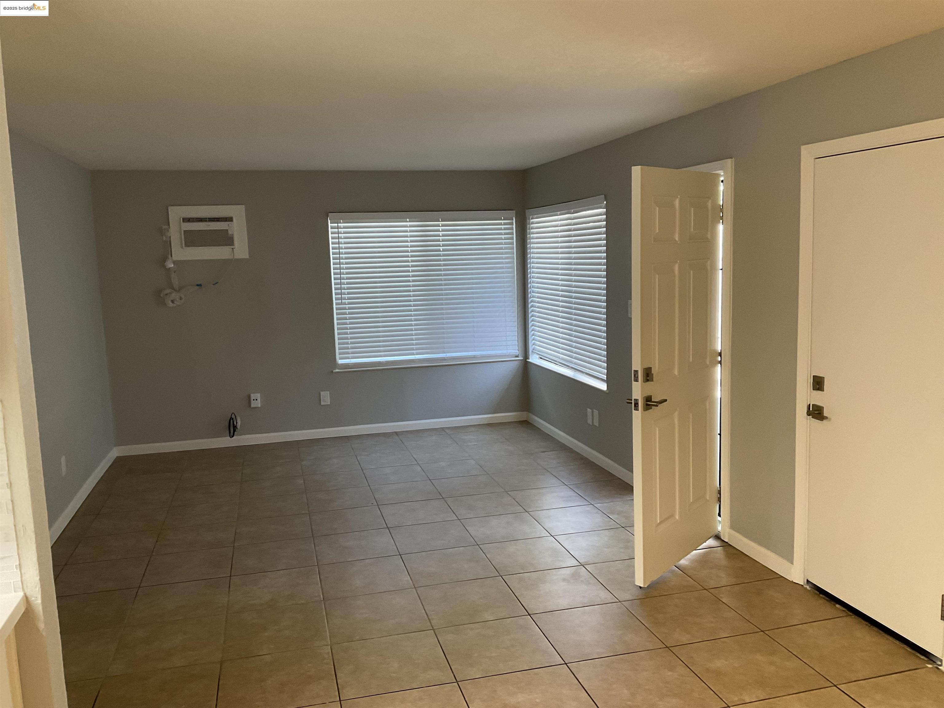 Detail Gallery Image 4 of 10 For 108 E Trident Drive, Pittsburg,  CA 94565 - 3 Beds | 1 Baths