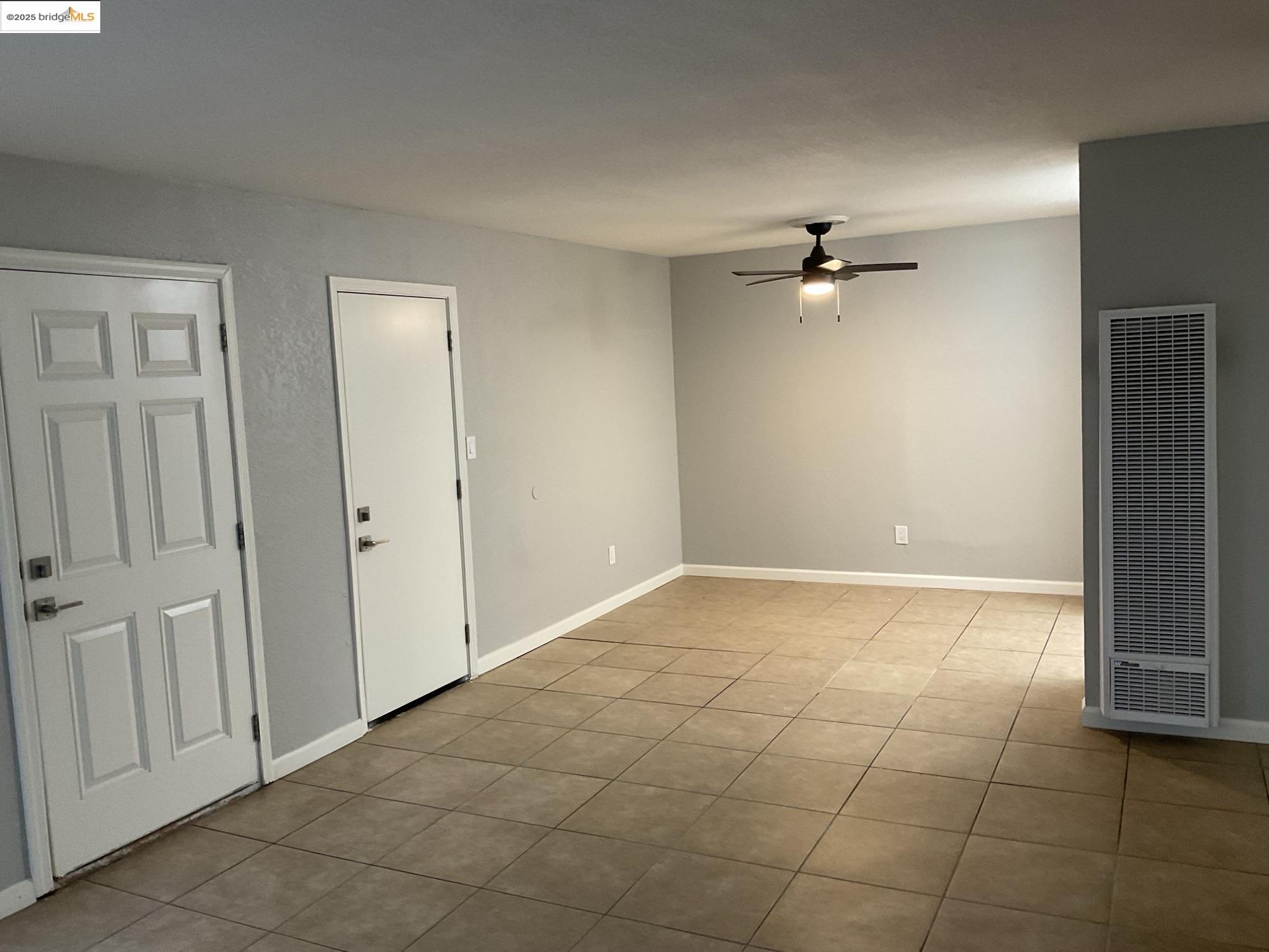 Detail Gallery Image 5 of 10 For 108 E Trident Drive, Pittsburg,  CA 94565 - 3 Beds | 1 Baths