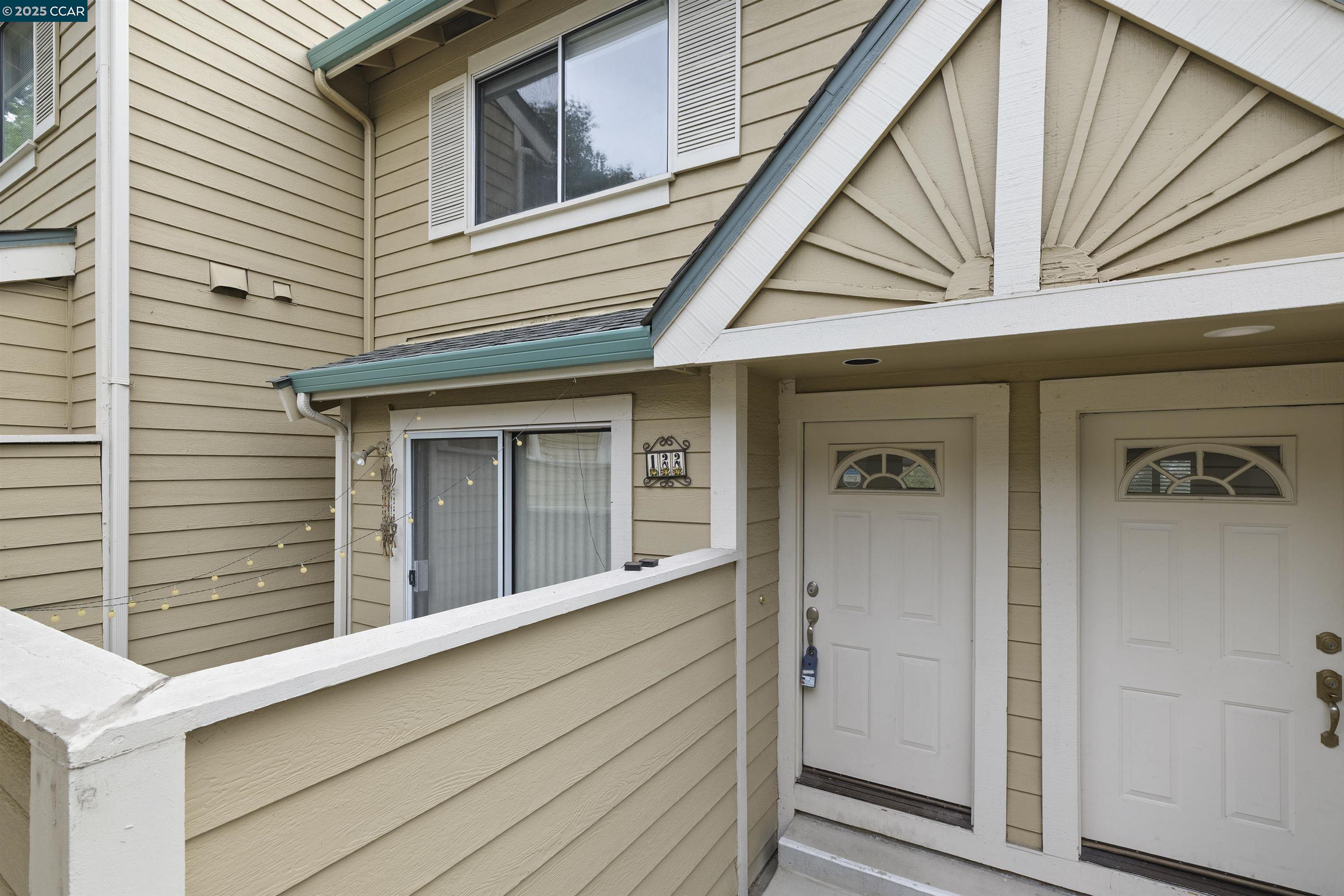 Detail Gallery Image 3 of 20 For 122 Vista Hermosa, Walnut Creek,  CA 94597 - 2 Beds | 2/1 Baths