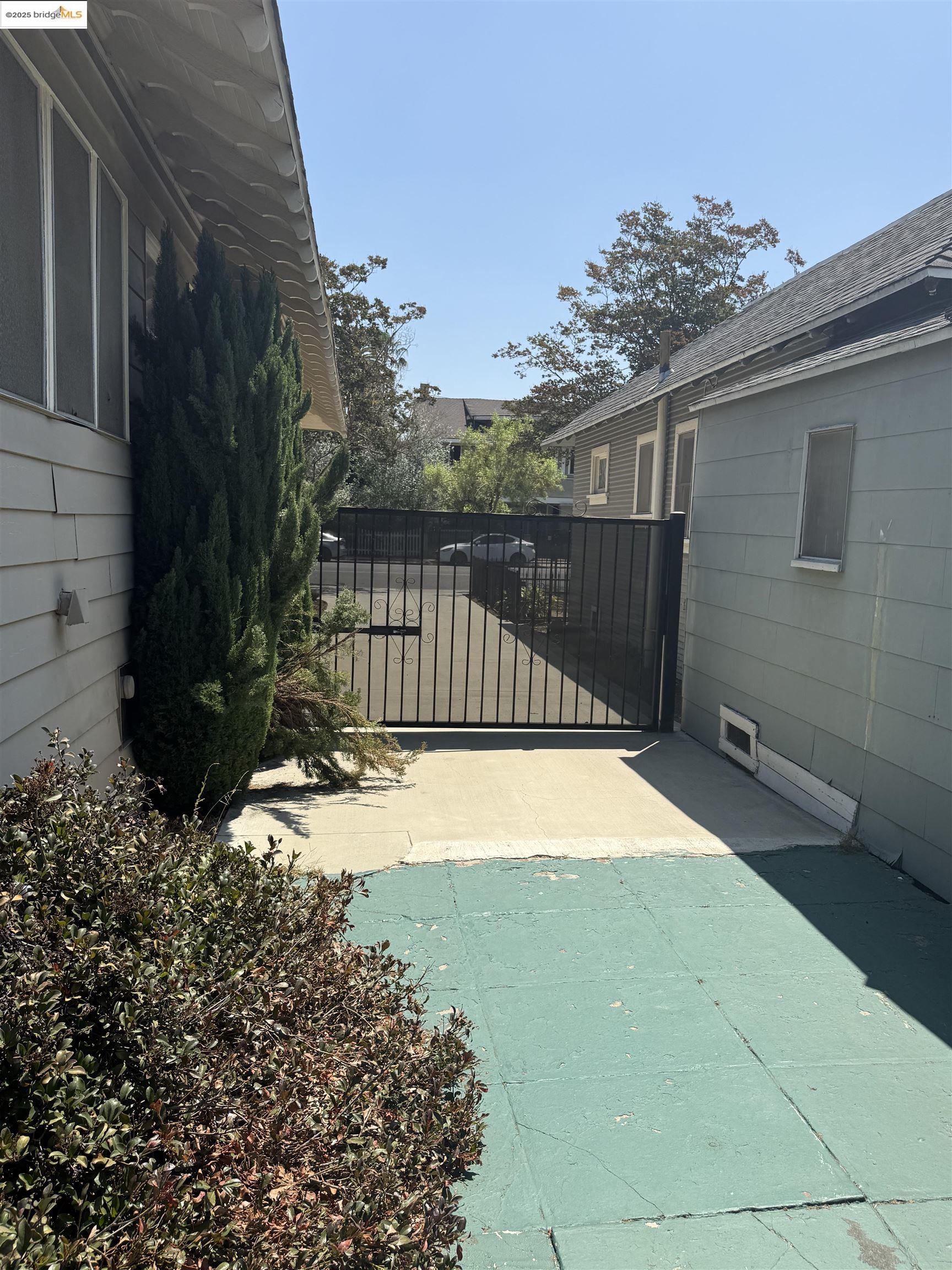 Detail Gallery Image 7 of 7 For 2817 S La Salle Ave, Los Angeles,  CA 90018 - 3 Beds | 2 Baths