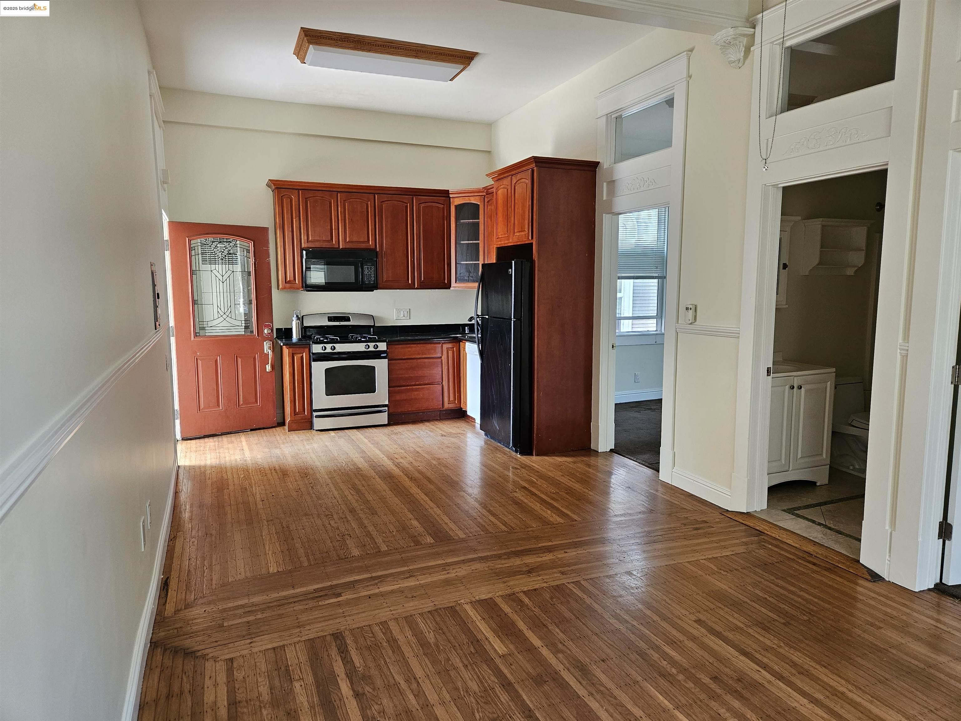 Detail Gallery Image 8 of 18 For 2827 Market, Oakland,  CA 94608 - – Beds | – Baths