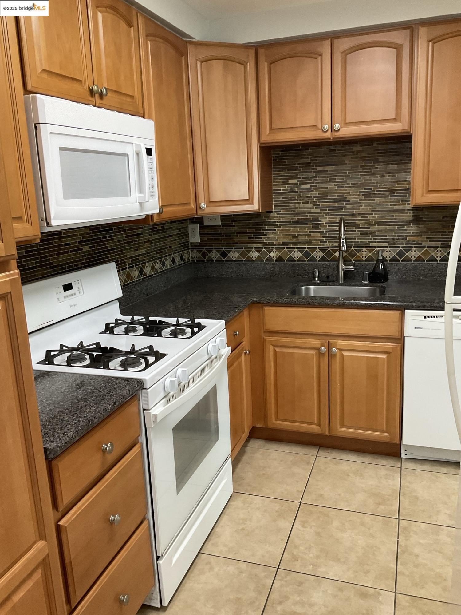 Detail Gallery Image 2 of 11 For 56 Amelia Way, Pittsburg,  CA 94565 - 4 Beds | 2 Baths