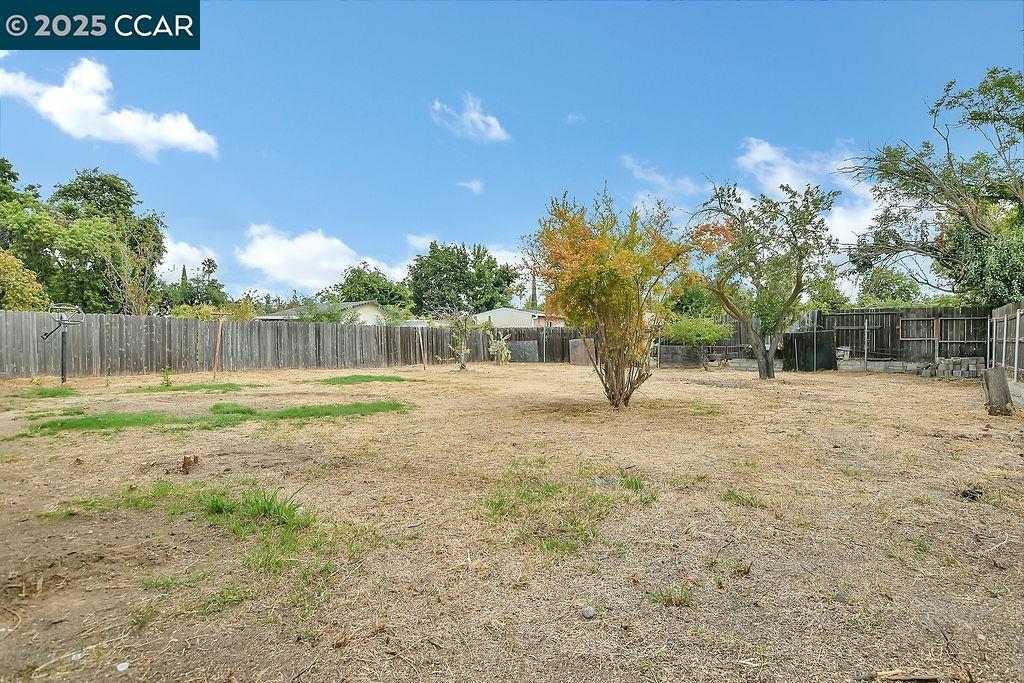 Detail Gallery Image 20 of 31 For 5111 Warwick Ave, Sacramento,  CA 95820 - 3 Beds | 2 Baths