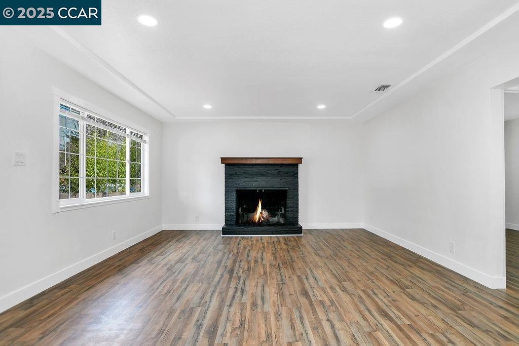 Detail Gallery Image 4 of 31 For 5111 Warwick Ave, Sacramento,  CA 95820 - 3 Beds | 2 Baths