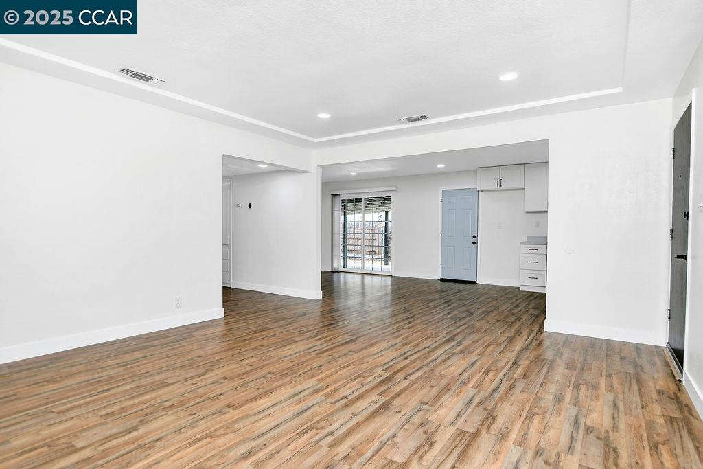 Detail Gallery Image 5 of 31 For 5111 Warwick Ave, Sacramento,  CA 95820 - 3 Beds | 2 Baths