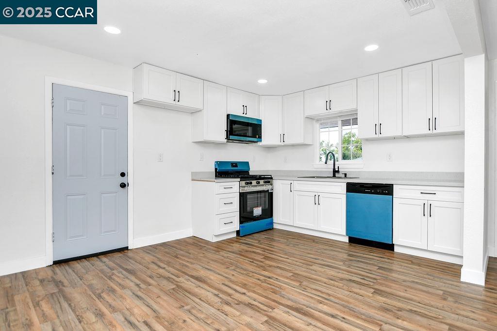 Detail Gallery Image 6 of 31 For 5111 Warwick Ave, Sacramento,  CA 95820 - 3 Beds | 2 Baths