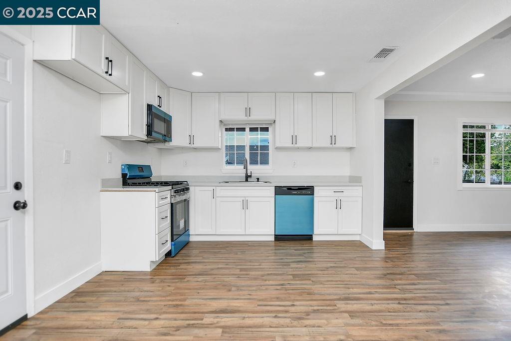 Detail Gallery Image 7 of 31 For 5111 Warwick Ave, Sacramento,  CA 95820 - 3 Beds | 2 Baths
