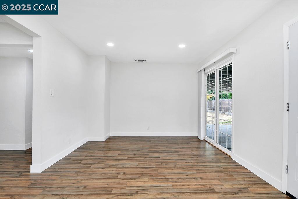 Detail Gallery Image 9 of 31 For 5111 Warwick Ave, Sacramento,  CA 95820 - 3 Beds | 2 Baths